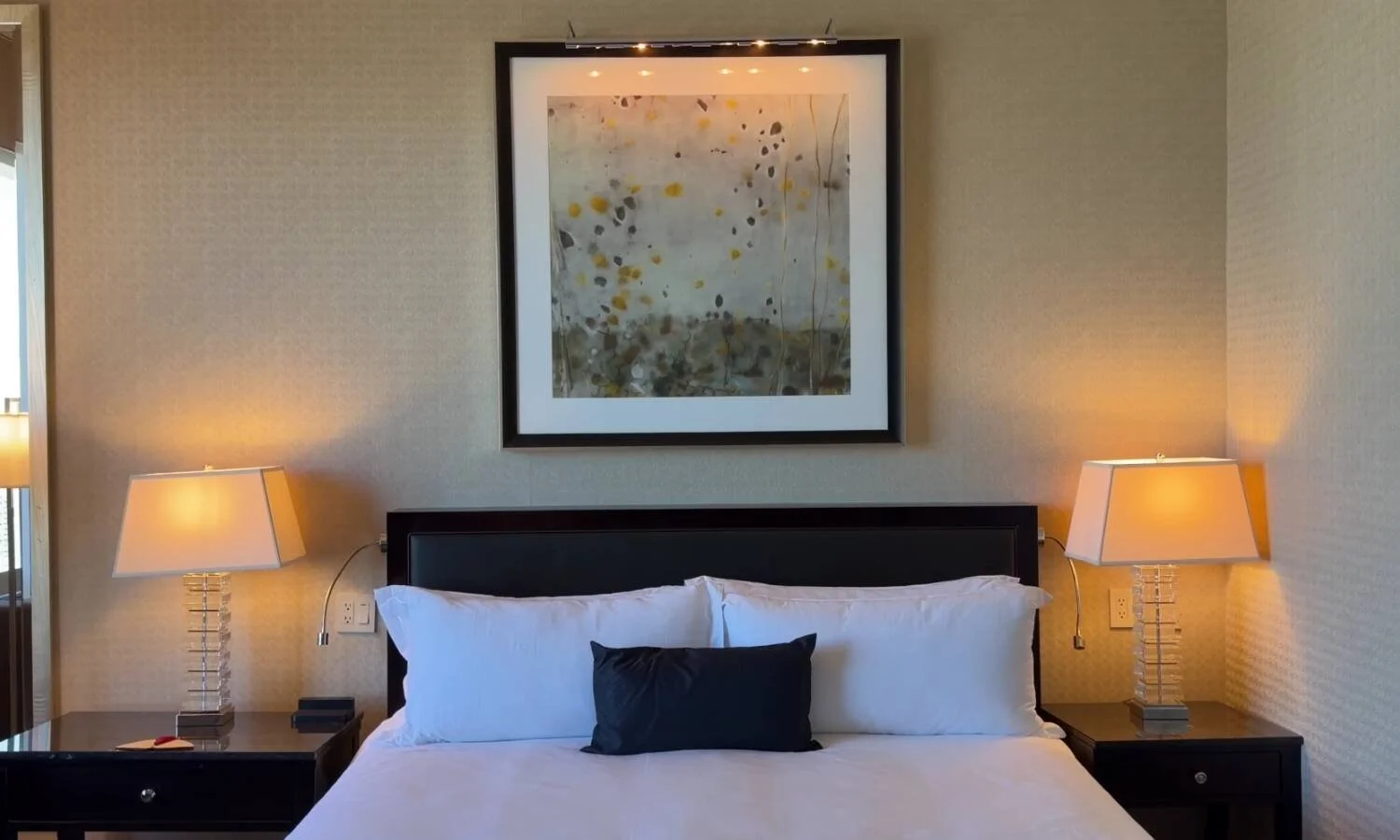 mandarin-oriental-new-york-premier-central-park-view-room-headboard-art