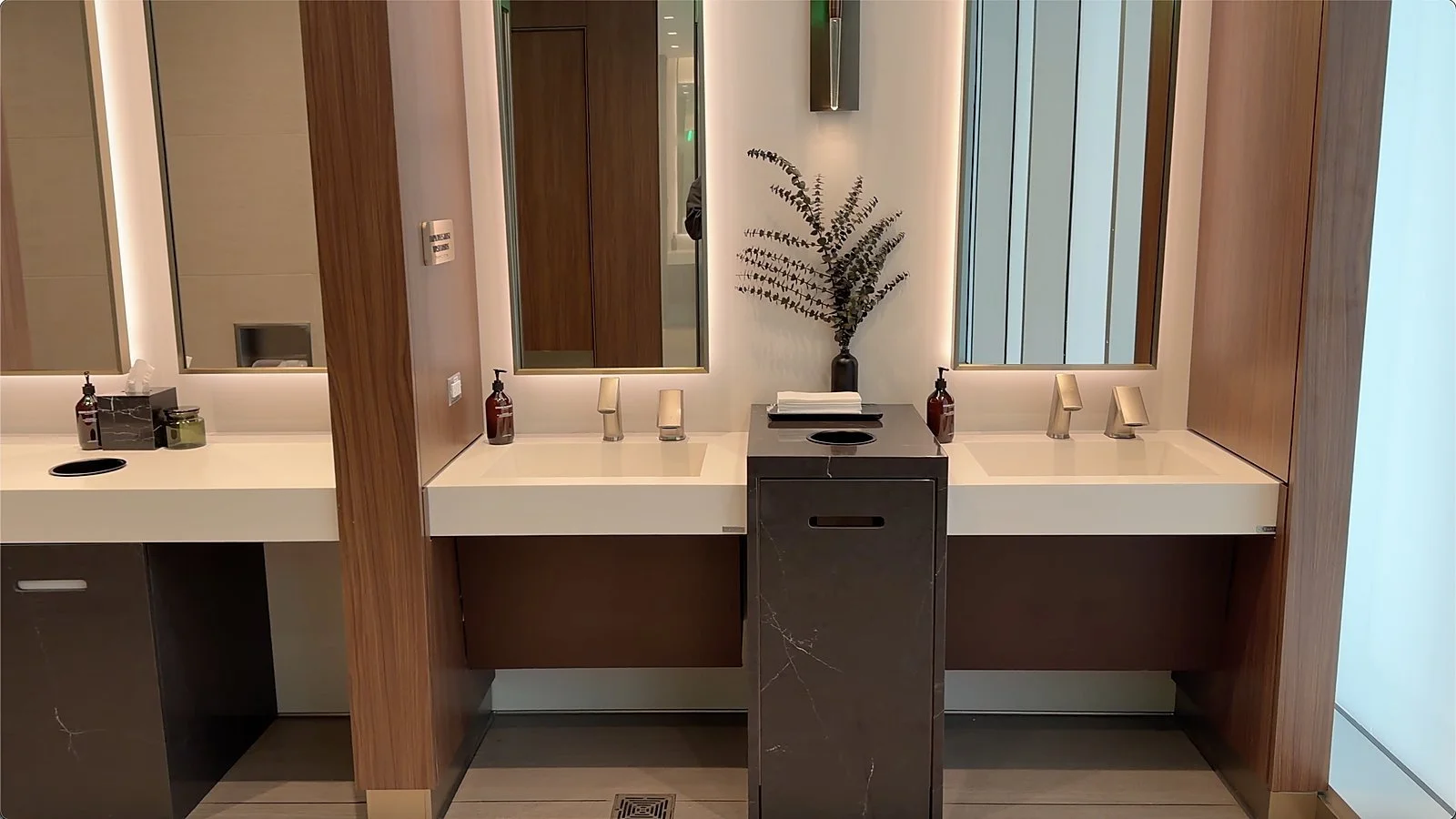 delta-one-lounge-sea-restroom-vanity.jpg