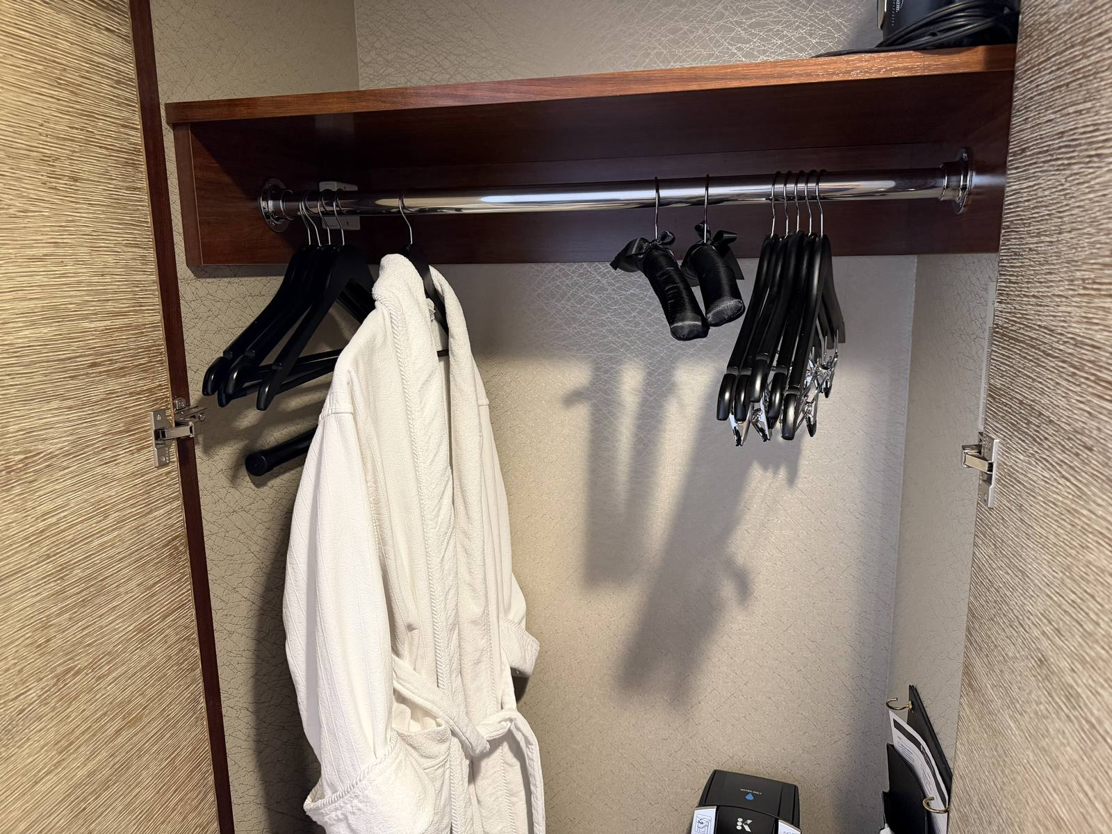 intercontinental-new-york-times-square-king-premium-corner-closet-hangers-robe-detail