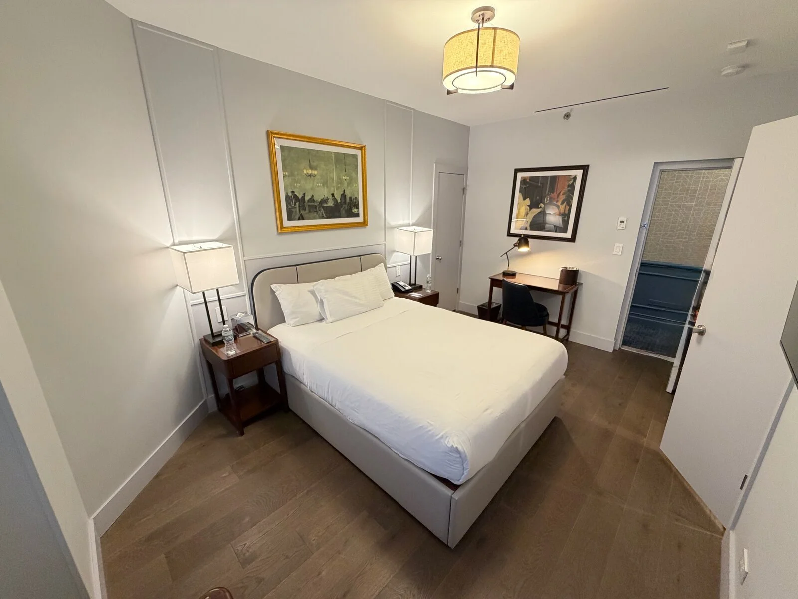 hotel-belleclaire-new-york-standard-room-bed-desk-view