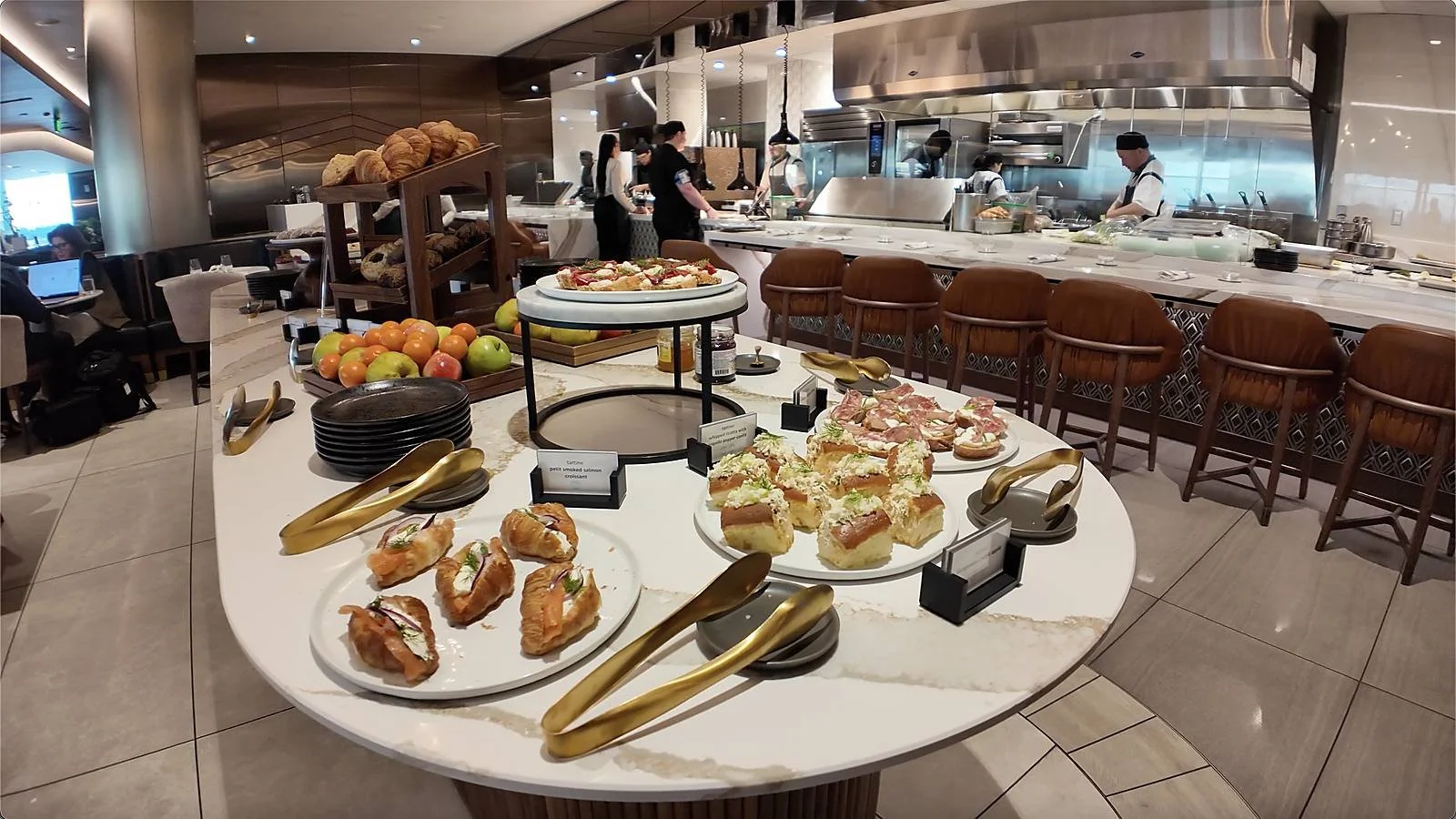 delta-one-lounge-sea-buffet-tartines-canapes.jpg