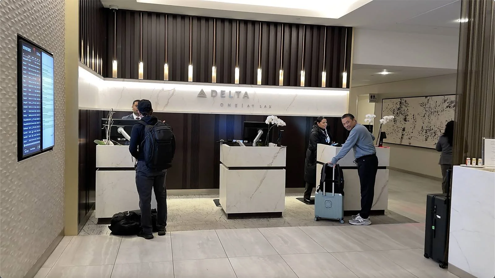delta-one-lax-check-in-desk-departures-board
