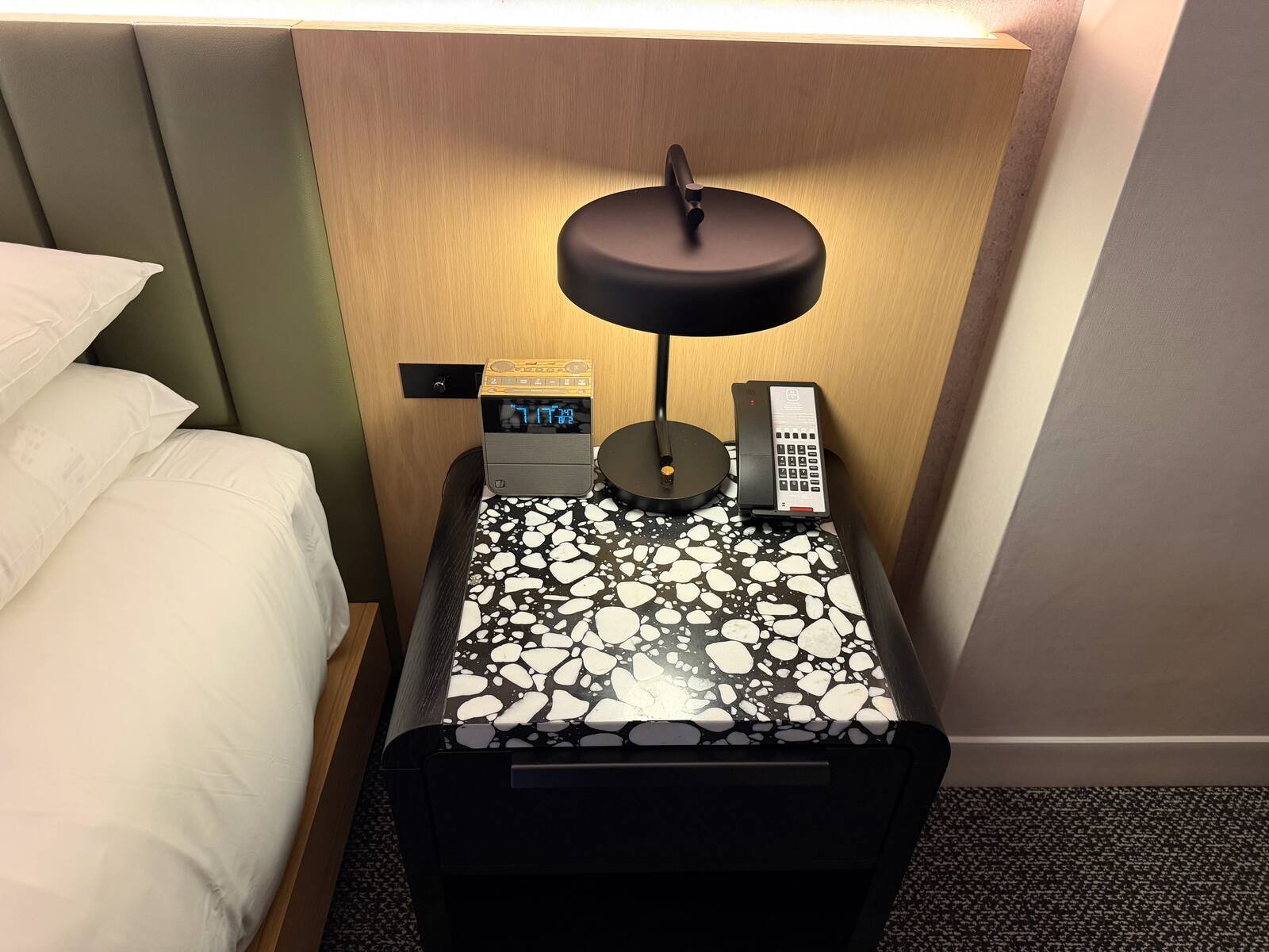 kimpton-theta-new-york-corner-king-room-nightstand-detail