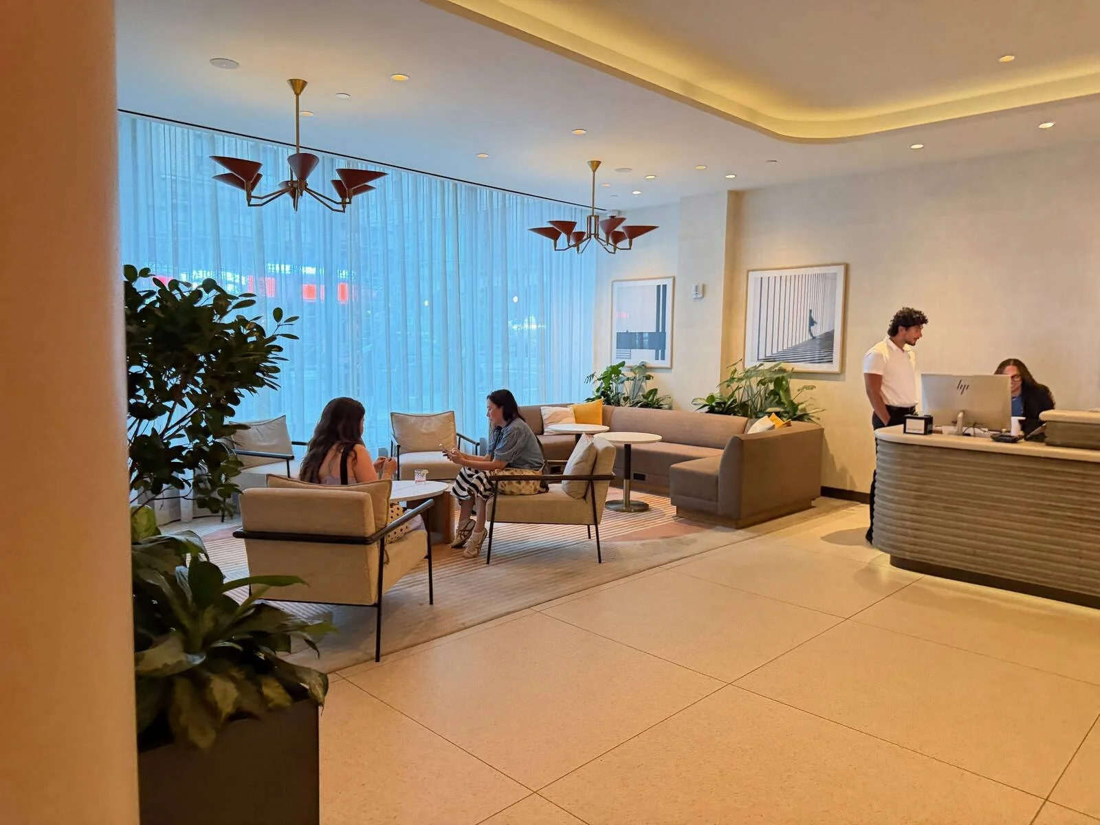 kimpton-theta-new-york-lobby-lounge-seating-front-desk