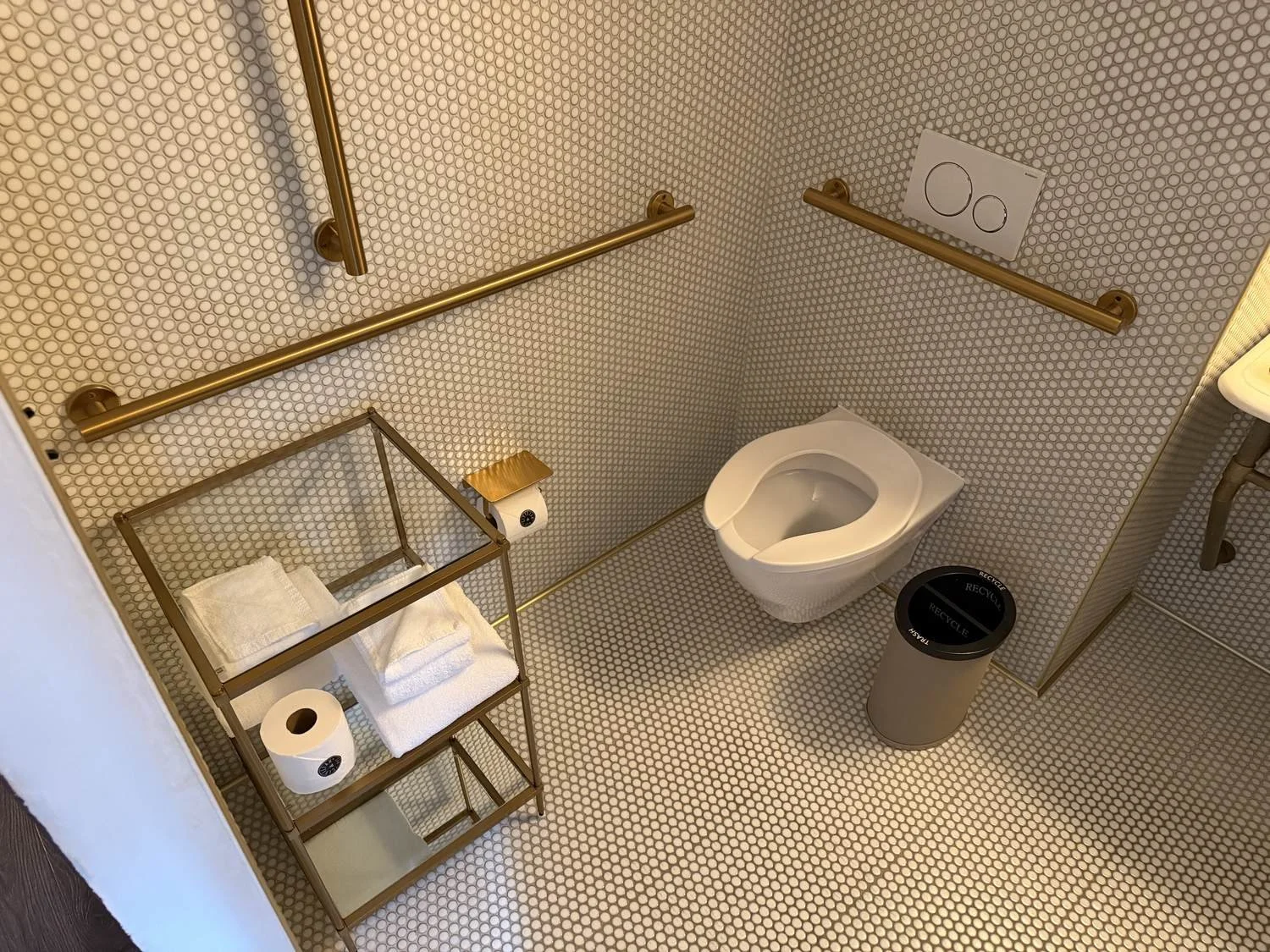 civilian-hotel-new-york-spacious-king-room-bathroom-toilet-towel-rack