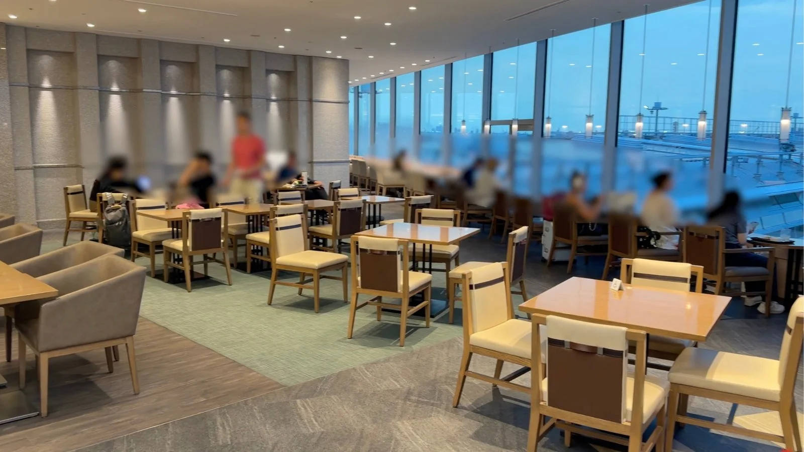 japan-airlines-sakura-lounge-sky-view-window-dining-seating