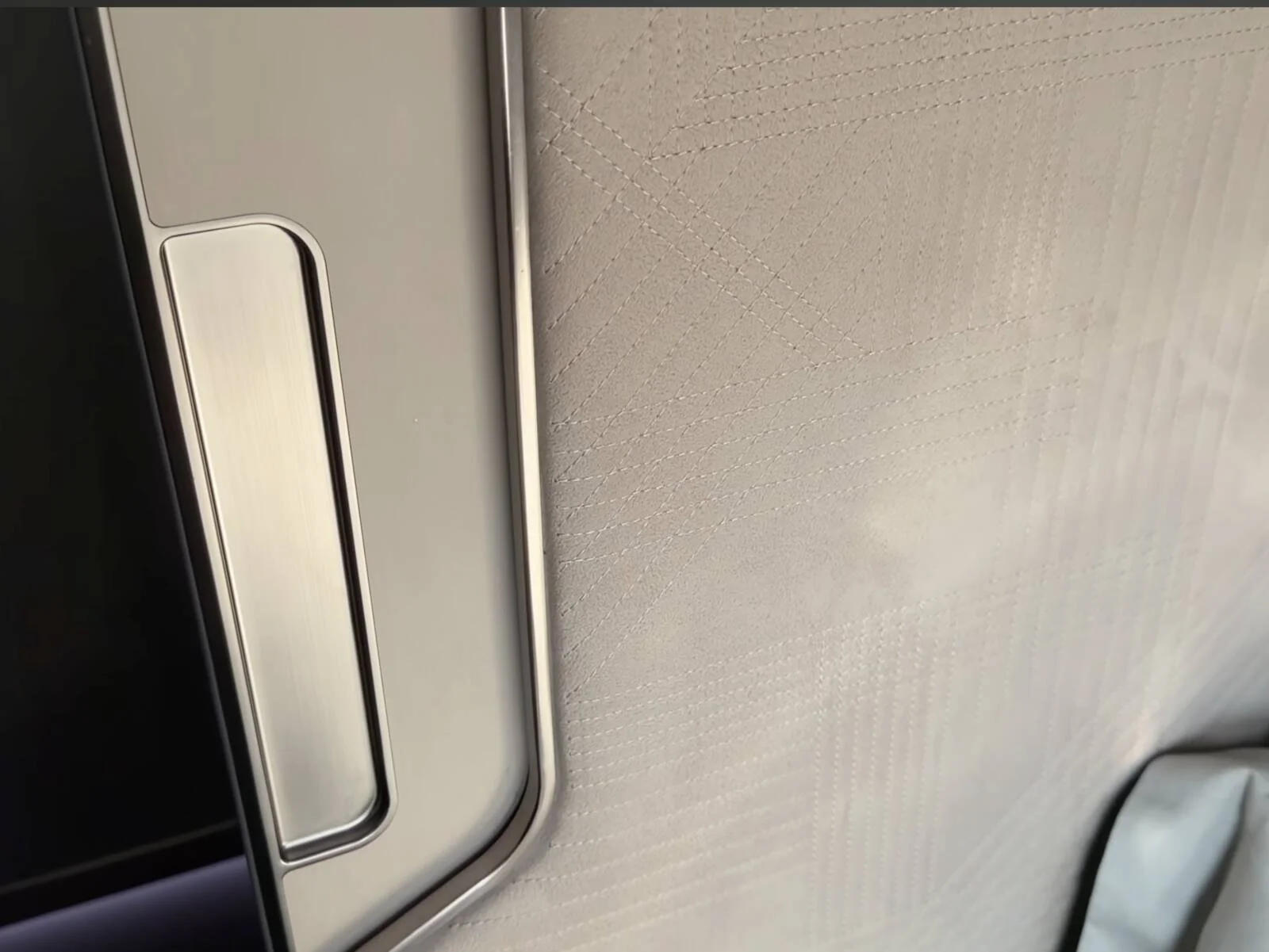 korean-air-prestige-class-suite-door-detail