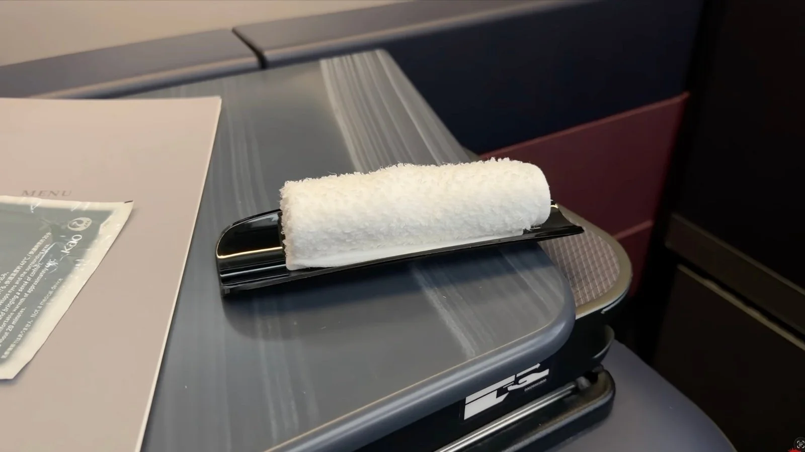 japan-airlines-a350-1000-business-class-seat-warm-towel-service