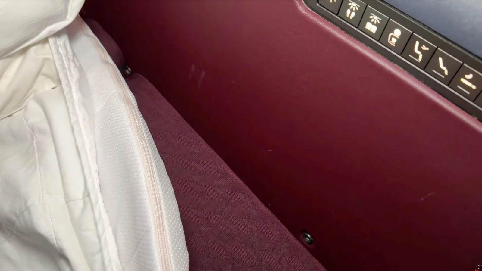 japan-airlines-a350-1000-business-class-seat-cushion-zipper-detail