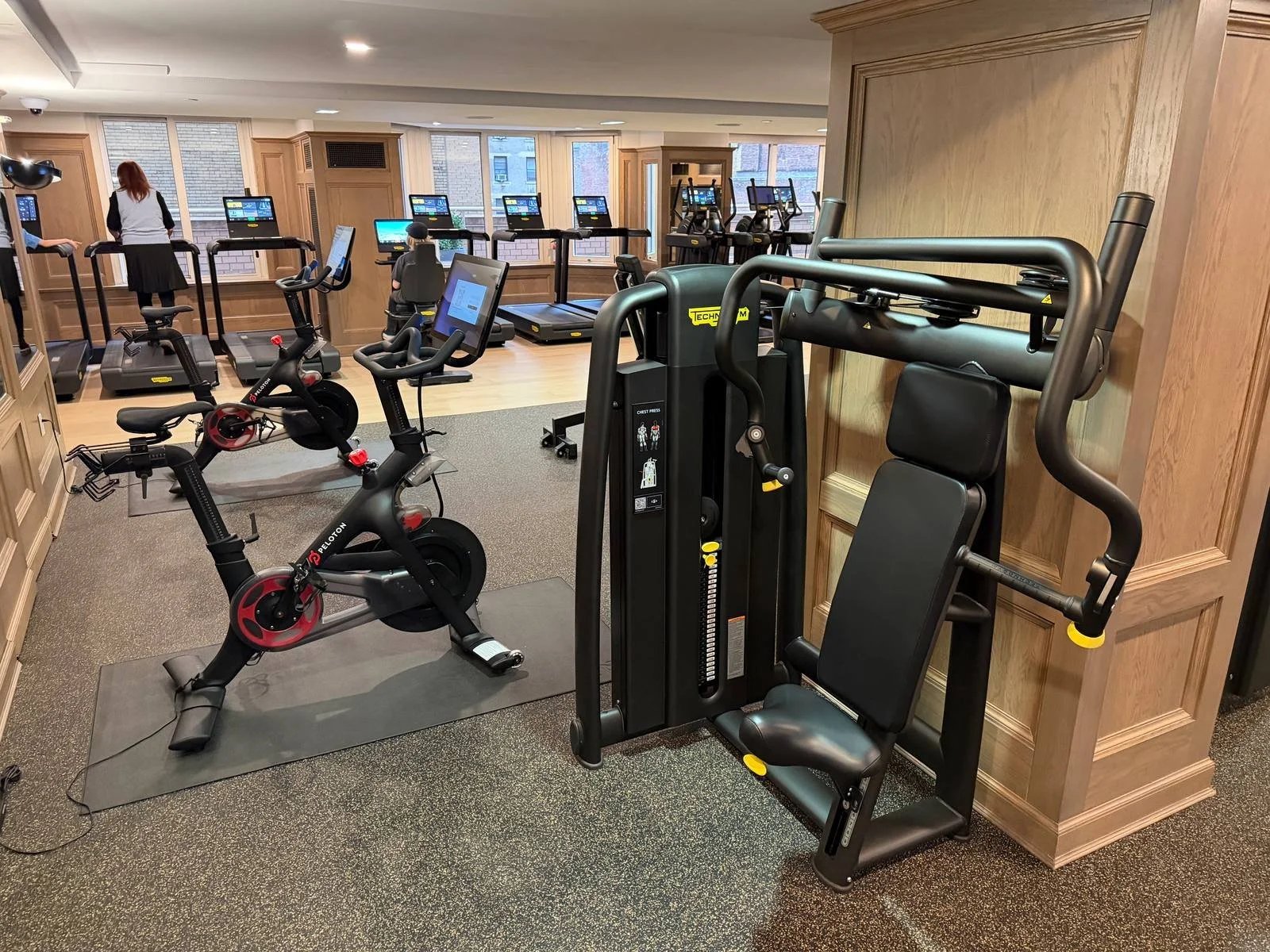 the-london-nyc-luxury-collection-gym-technogym-chest-press