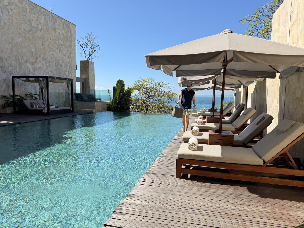 The Apurva Kempinski Bali cliff lounge pool