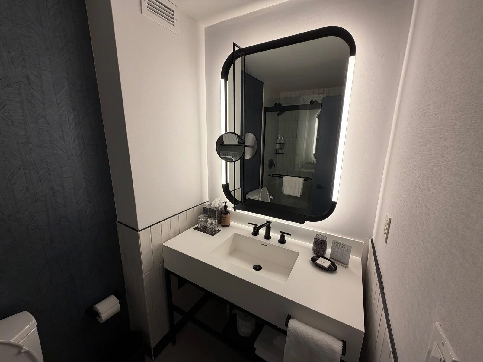 kimpton-theta-new-york-corner-king-room-bathroom-vanity-mirror