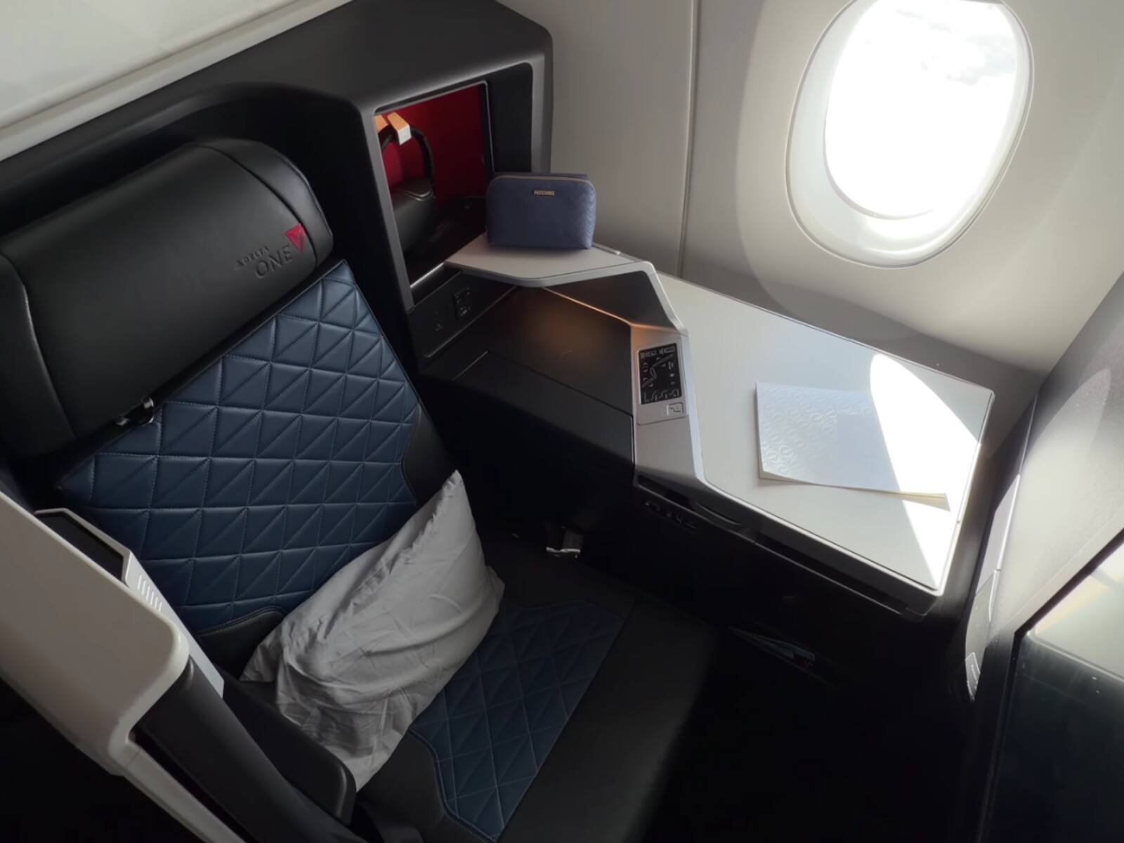 delta-one-a350 business class seat 8A