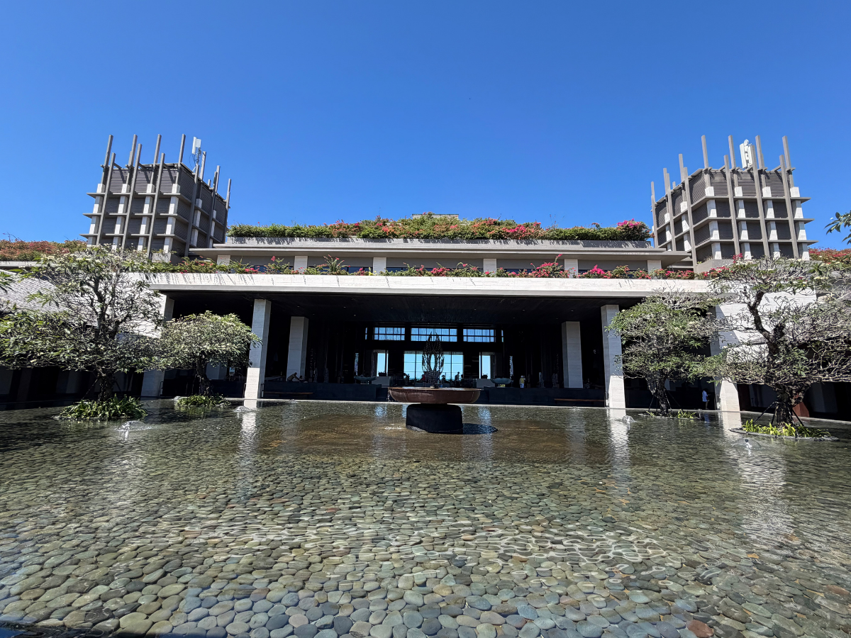 The Apurva Kempinski Bali entrance pool
