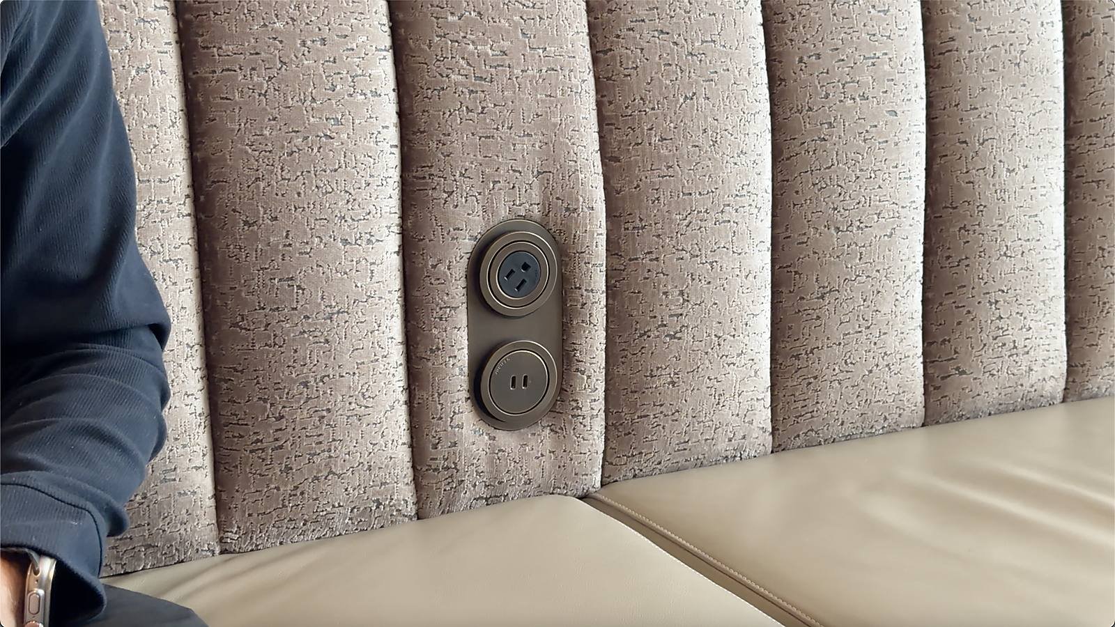delta-one-lounge-sea-seat-power-outlet.jpg