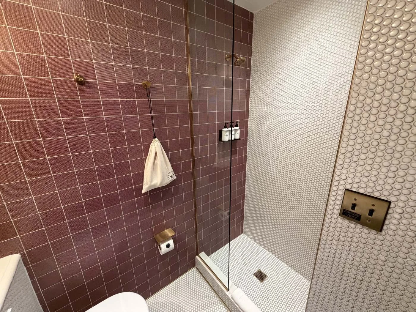 civilian-hotel-new-york-cozy-queen-room-bathroom-shower-detail