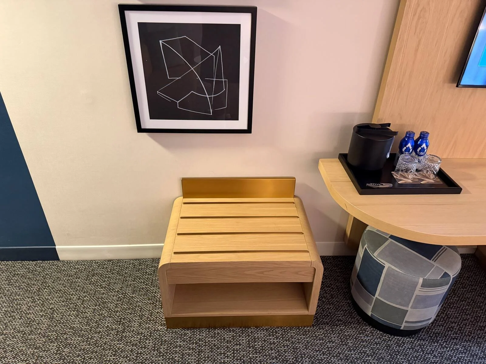 kimpton-theta-new-york-corner-king-room-second-nightstand