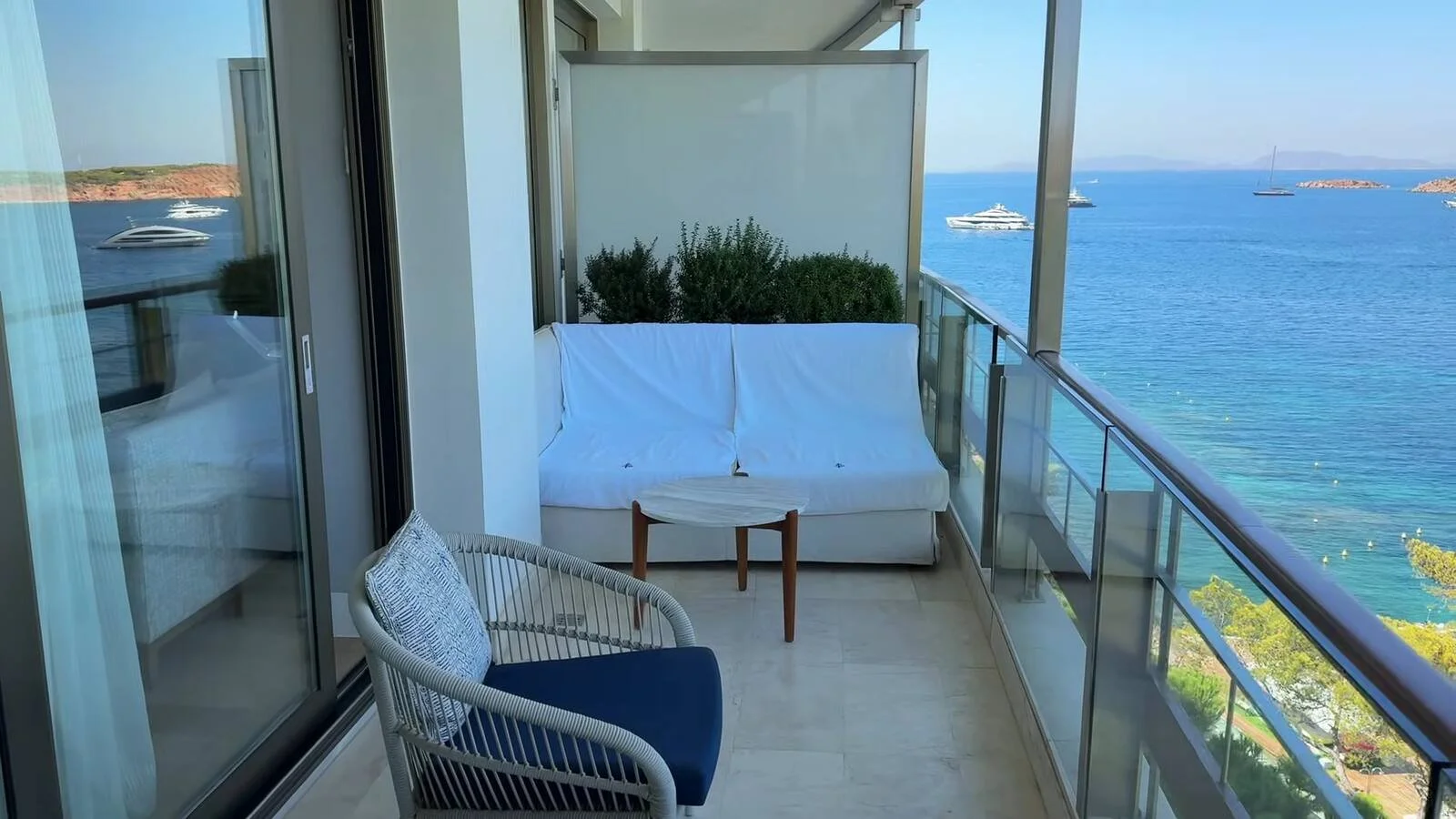 four-seasons-astir-palace-athens-arion-ocean-view-room-bathroom-tub-sea-view