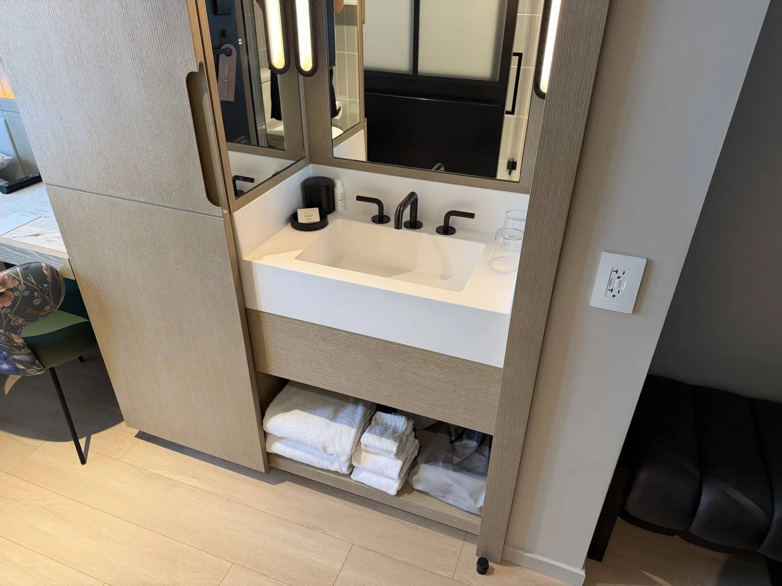 kimpton-era-midtown-new-york-queen-room-bathroom-shower
