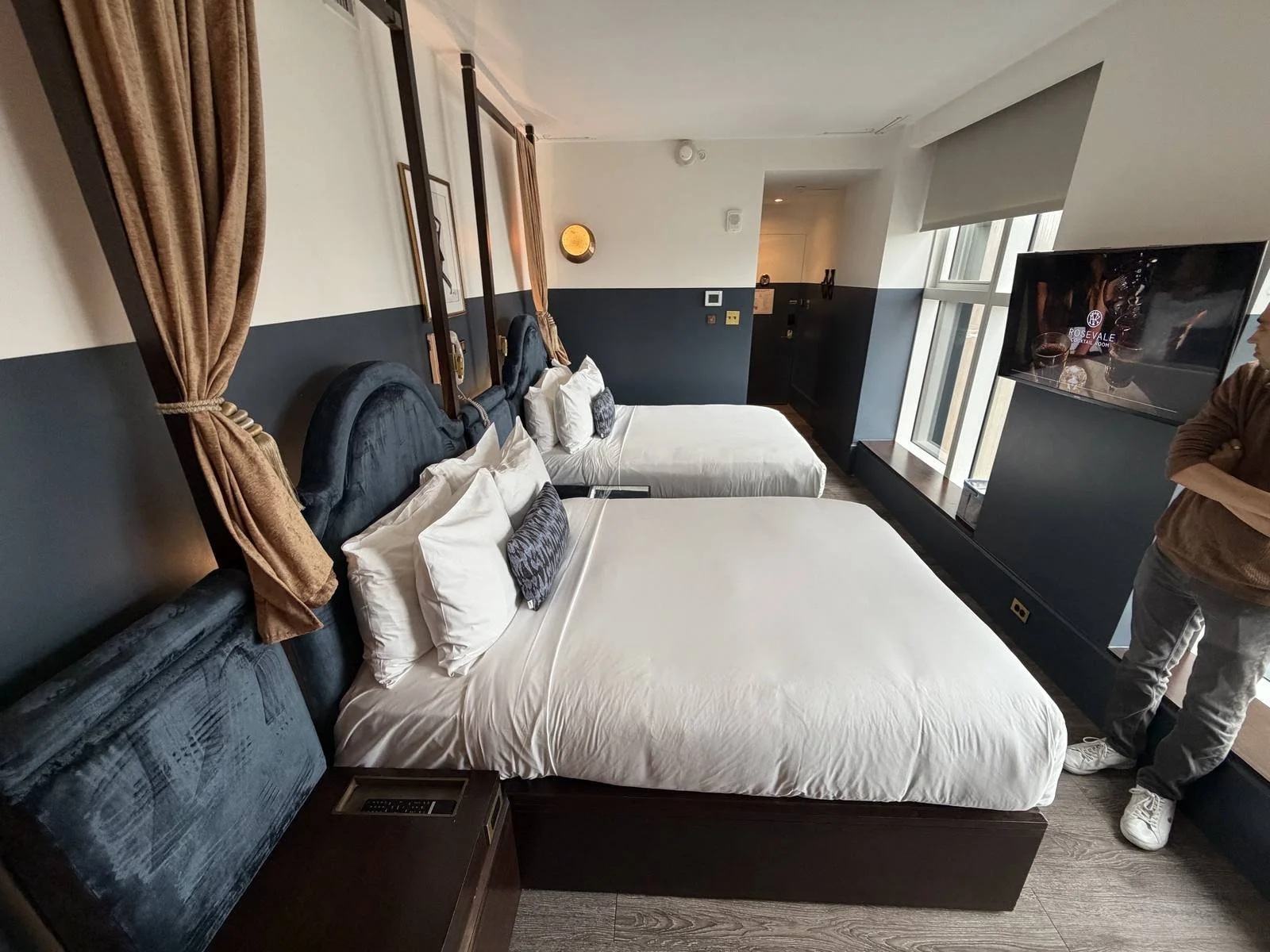 civilian-hotel-new-york-spacious-double-double-beds-room-overview-tv