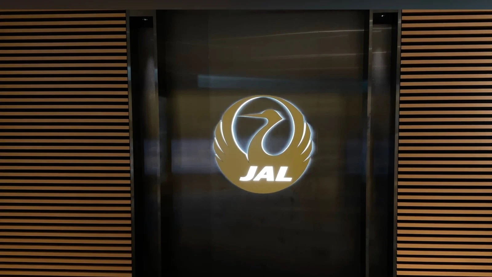 jal-logo-signage-lounge