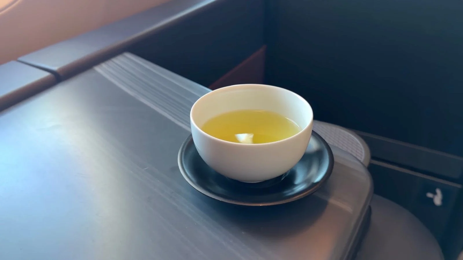 japan-airlines-a350-1000-business-class-hot-green-tea