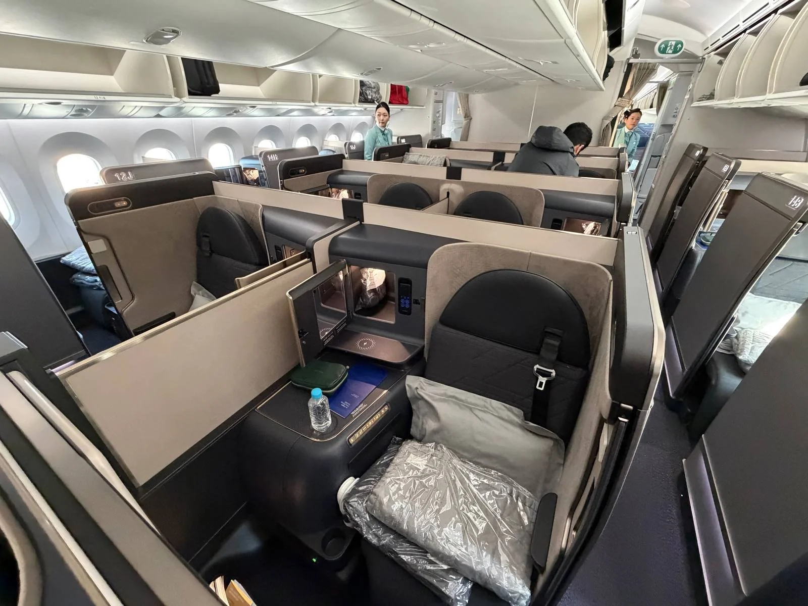 korean-air-787-10-prestige-class-cabin-crew-view-01.jpg