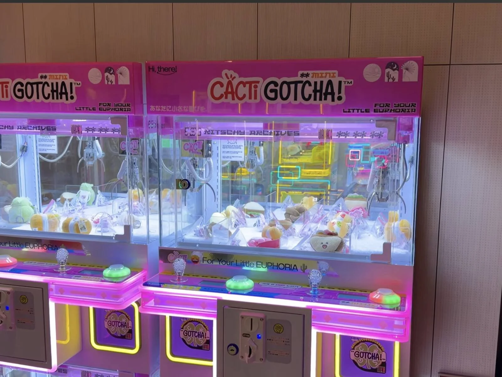 korean-air-prestige-east-left-lounge-cacti-gotcha-claw-machines