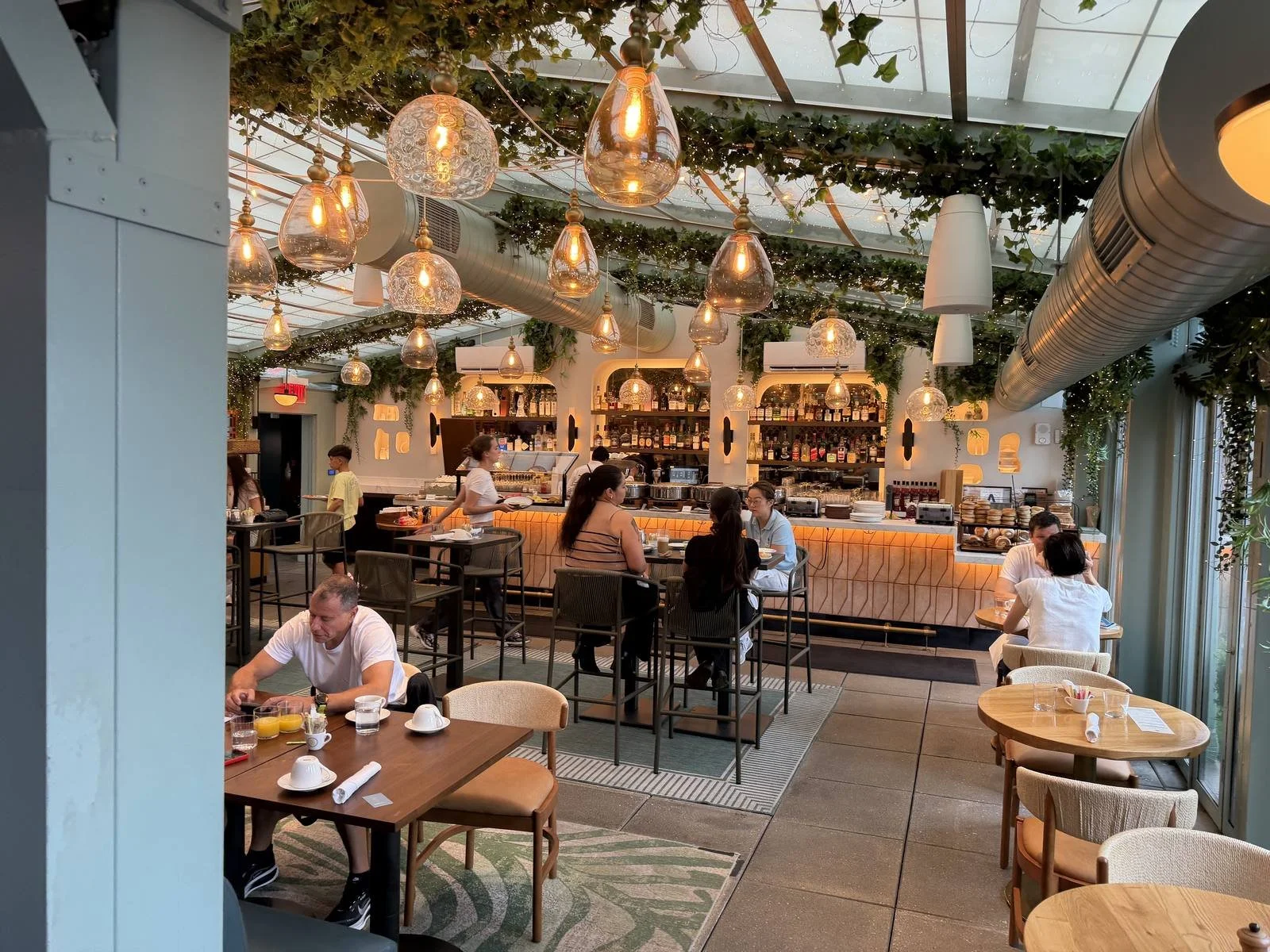 kimpton-theta-new-york-bar-sprezzatura-interior-dining-area