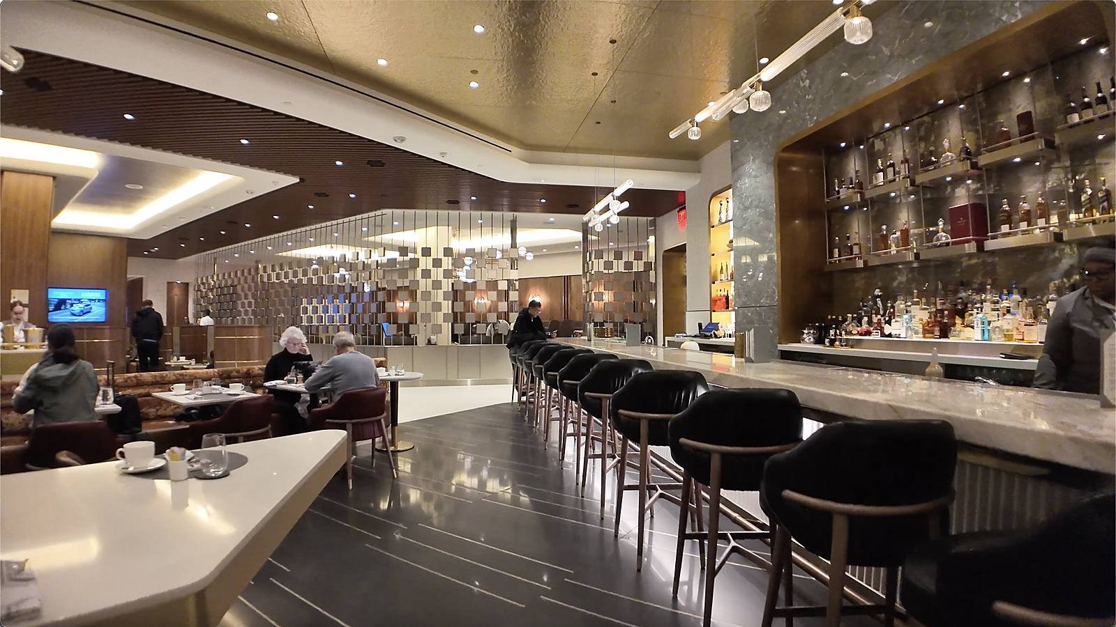 delta-one-lax-check-in-desk-departures-board