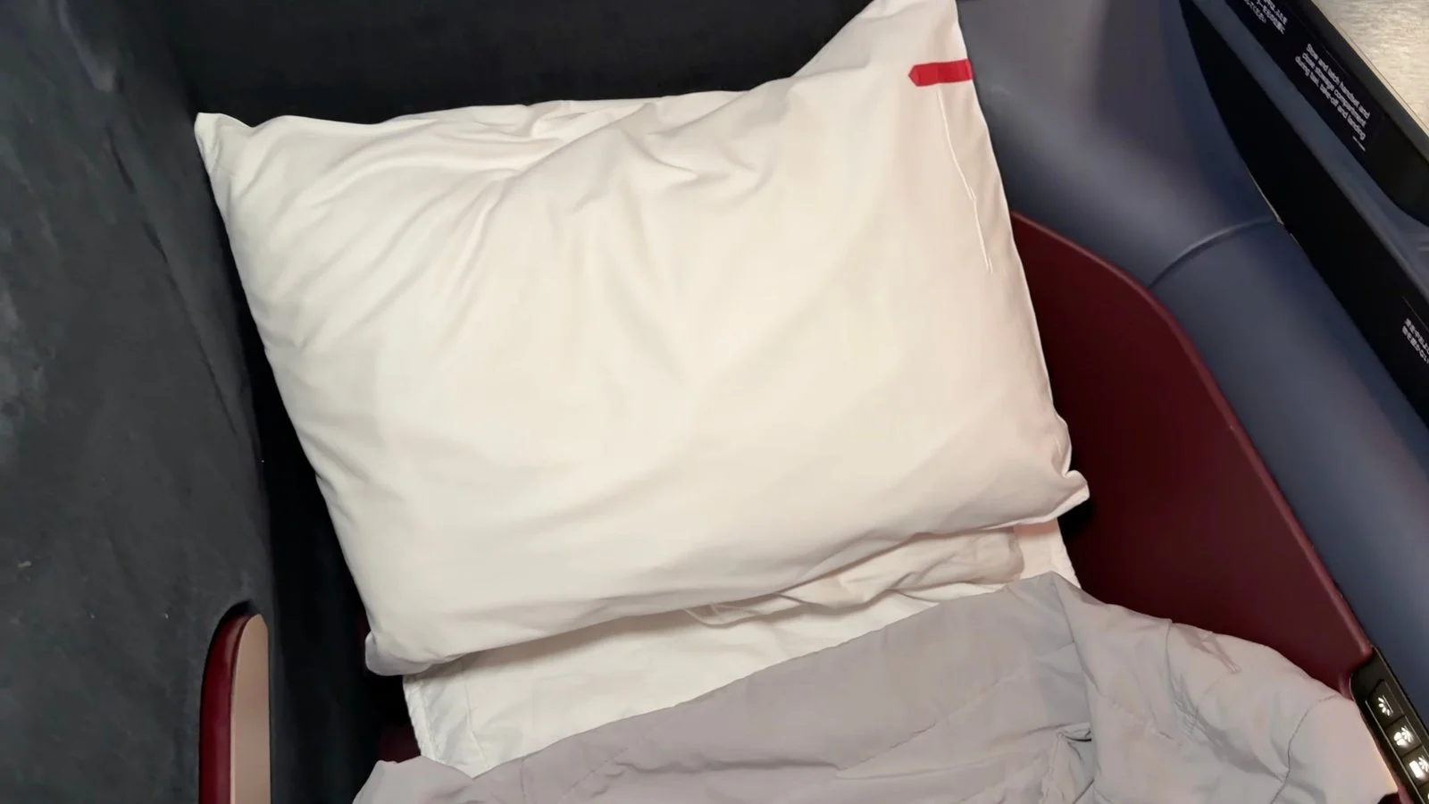 japan-airlines-a350-1000-business-class-seat-pillow-detail