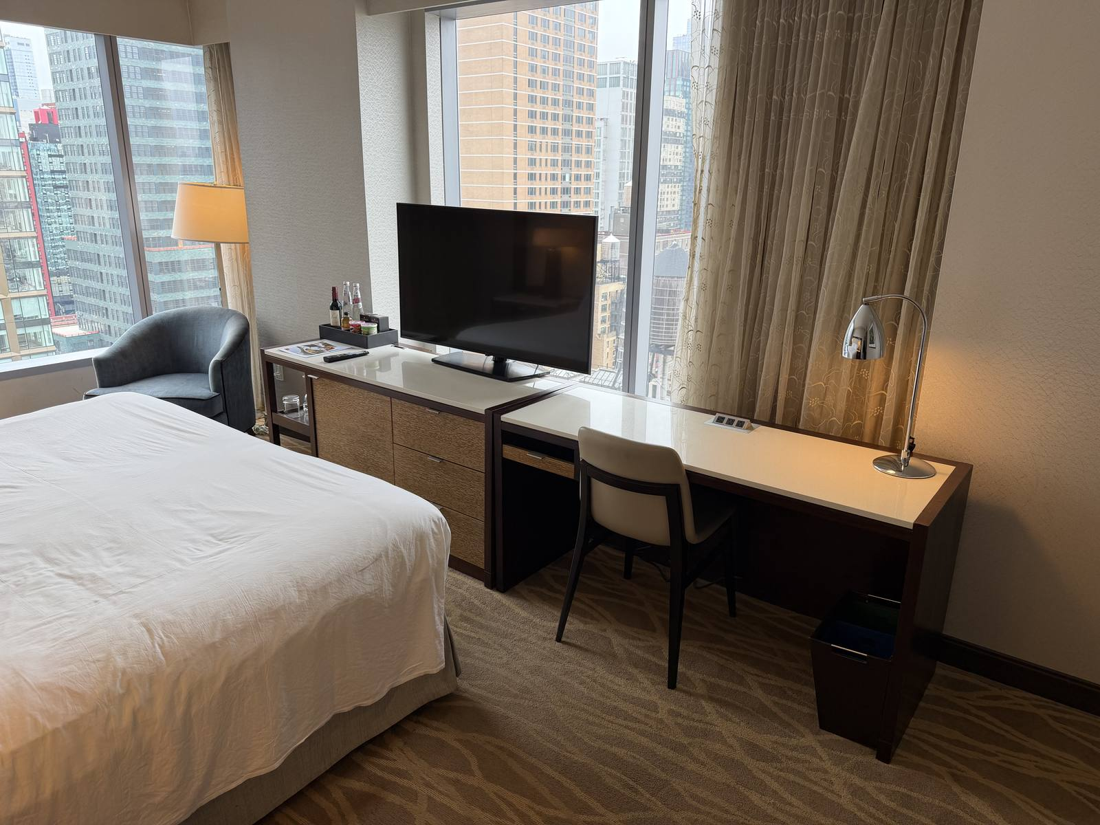 intercontinental-new-york-times-square-king-premium-corner-room-overview-city-view