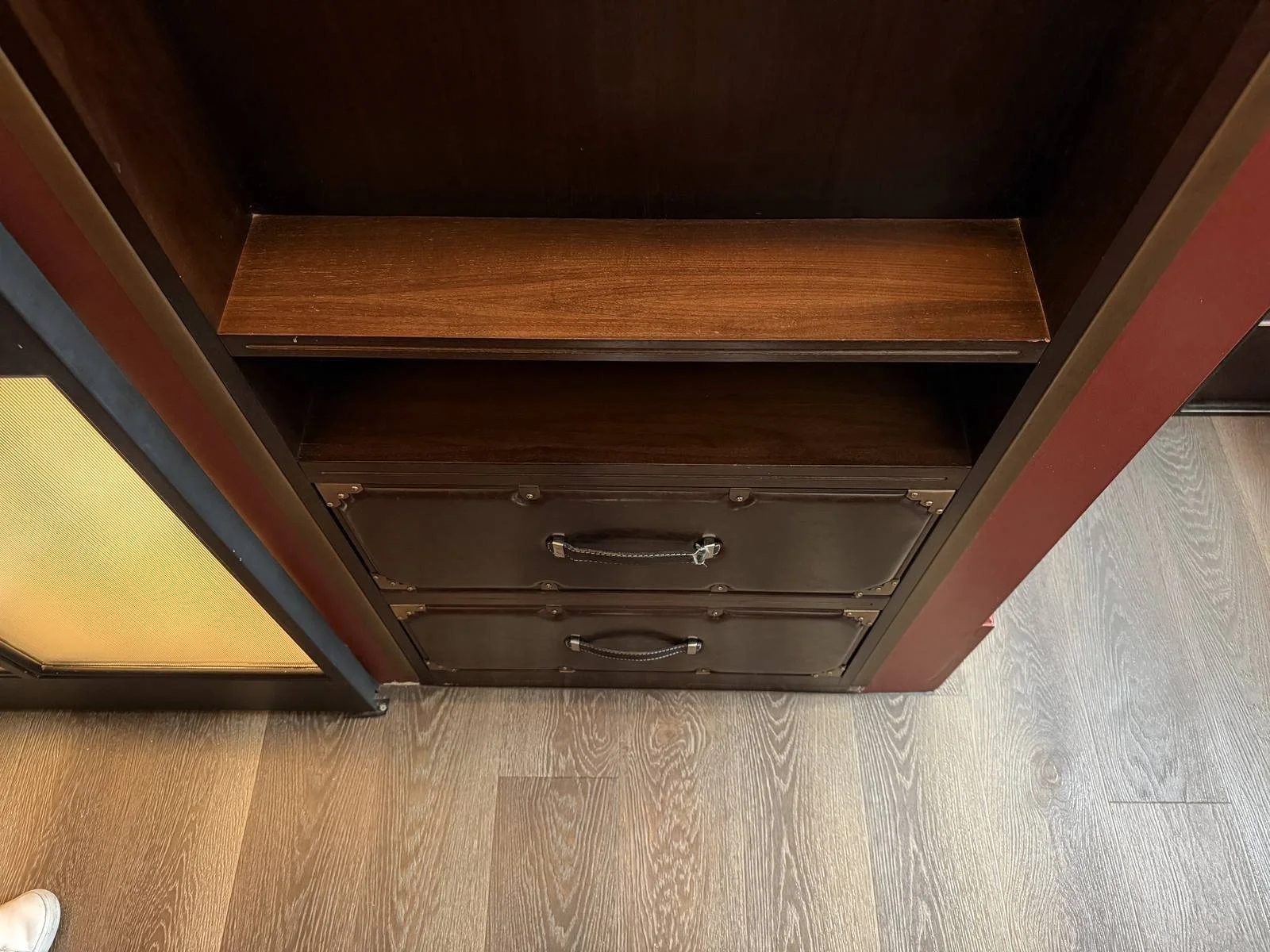 civilian-hotel-new-york-cozy-queen-room-closet-interior