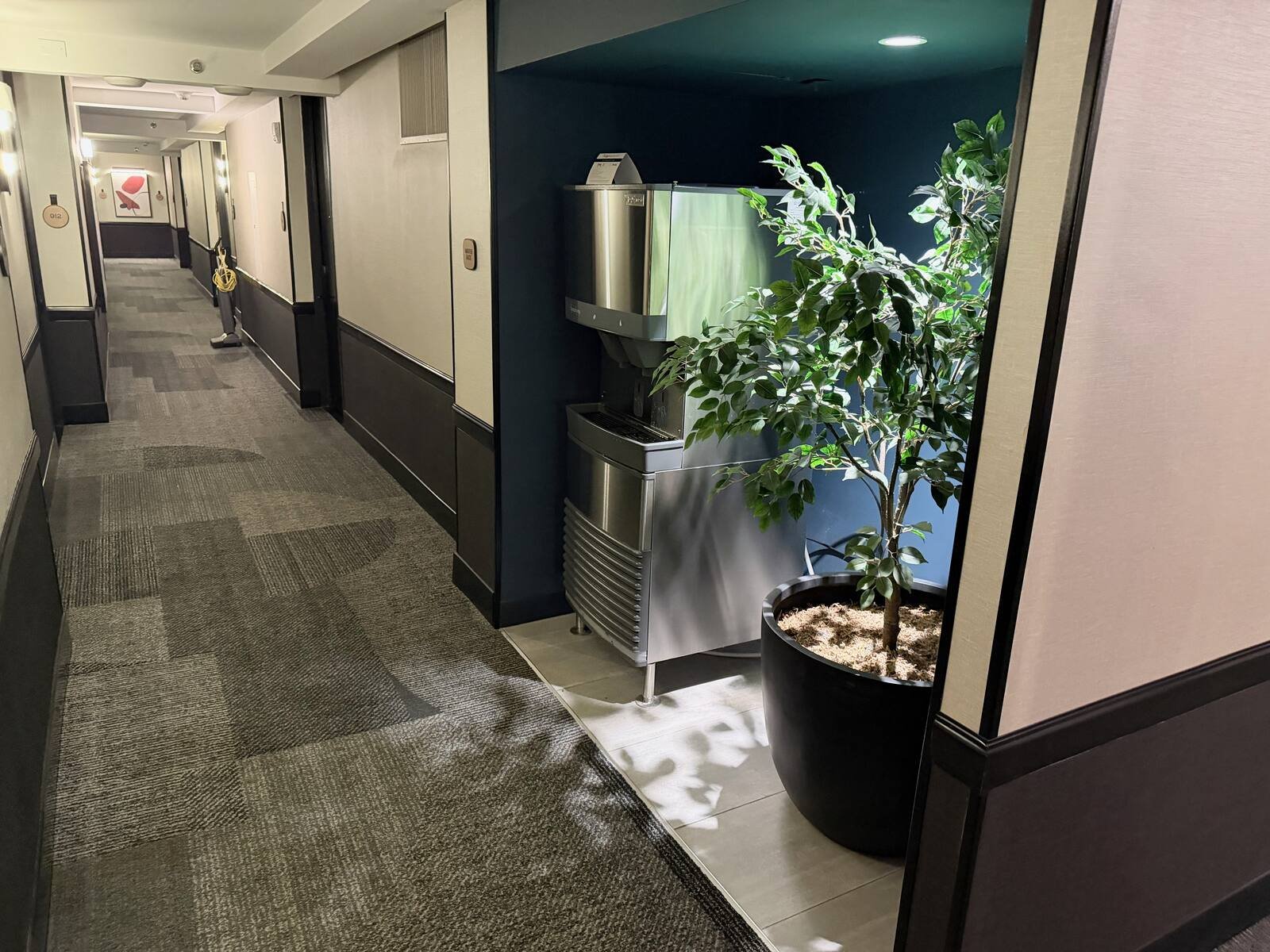 kimpton-theta-new-york-hallway-ice-machine-nook