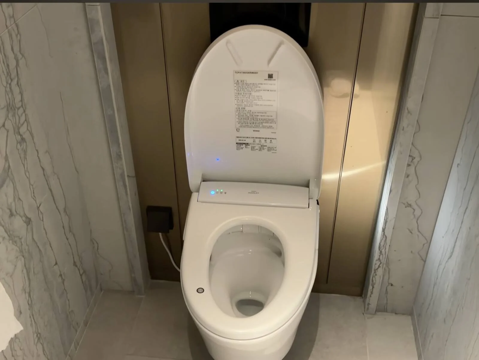 korean-air-prestige-east-left-lounge-toto-smart-toilet
