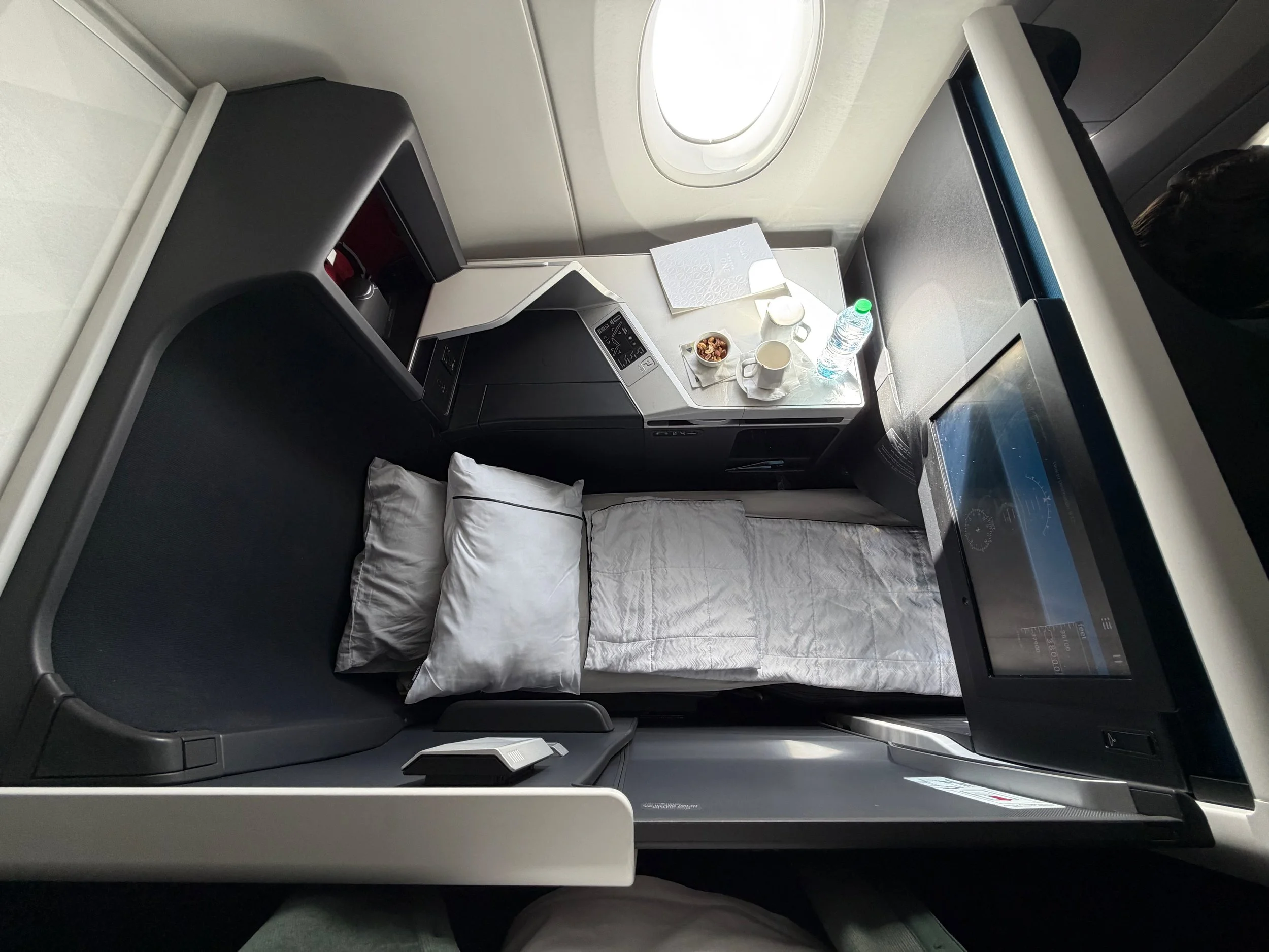 delta-one-a350-business-class-seat-bed
