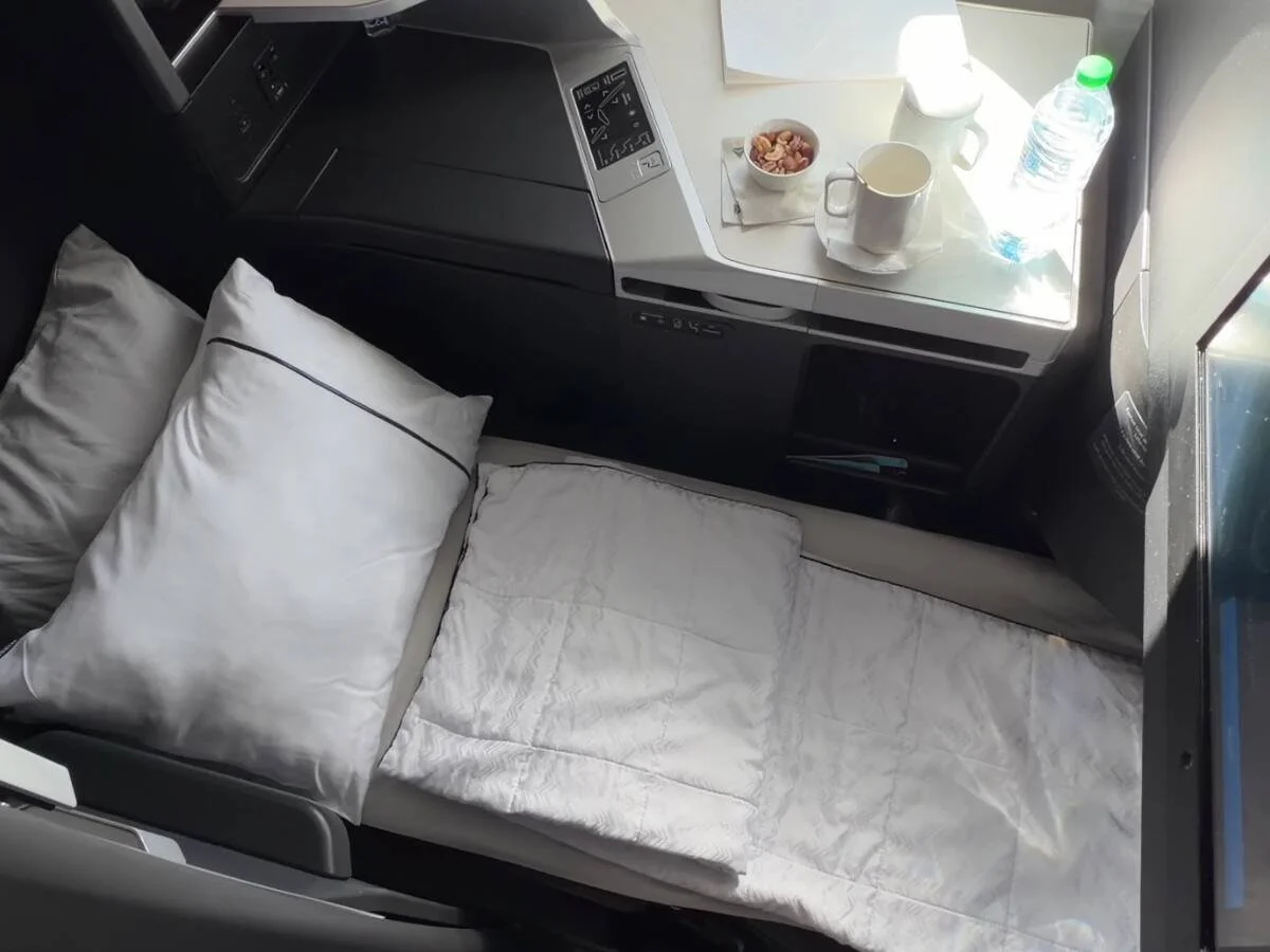 delta-one-a350-900-business-class-bed-8A