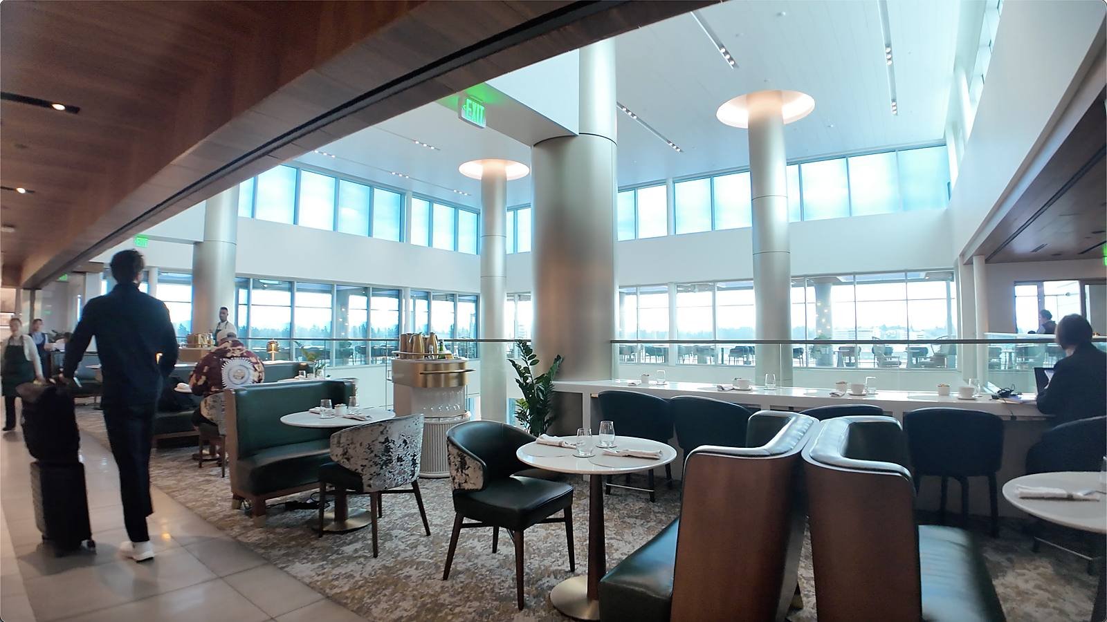 delta-one-lounge-sea-mezzanine-dining-windows.jpg