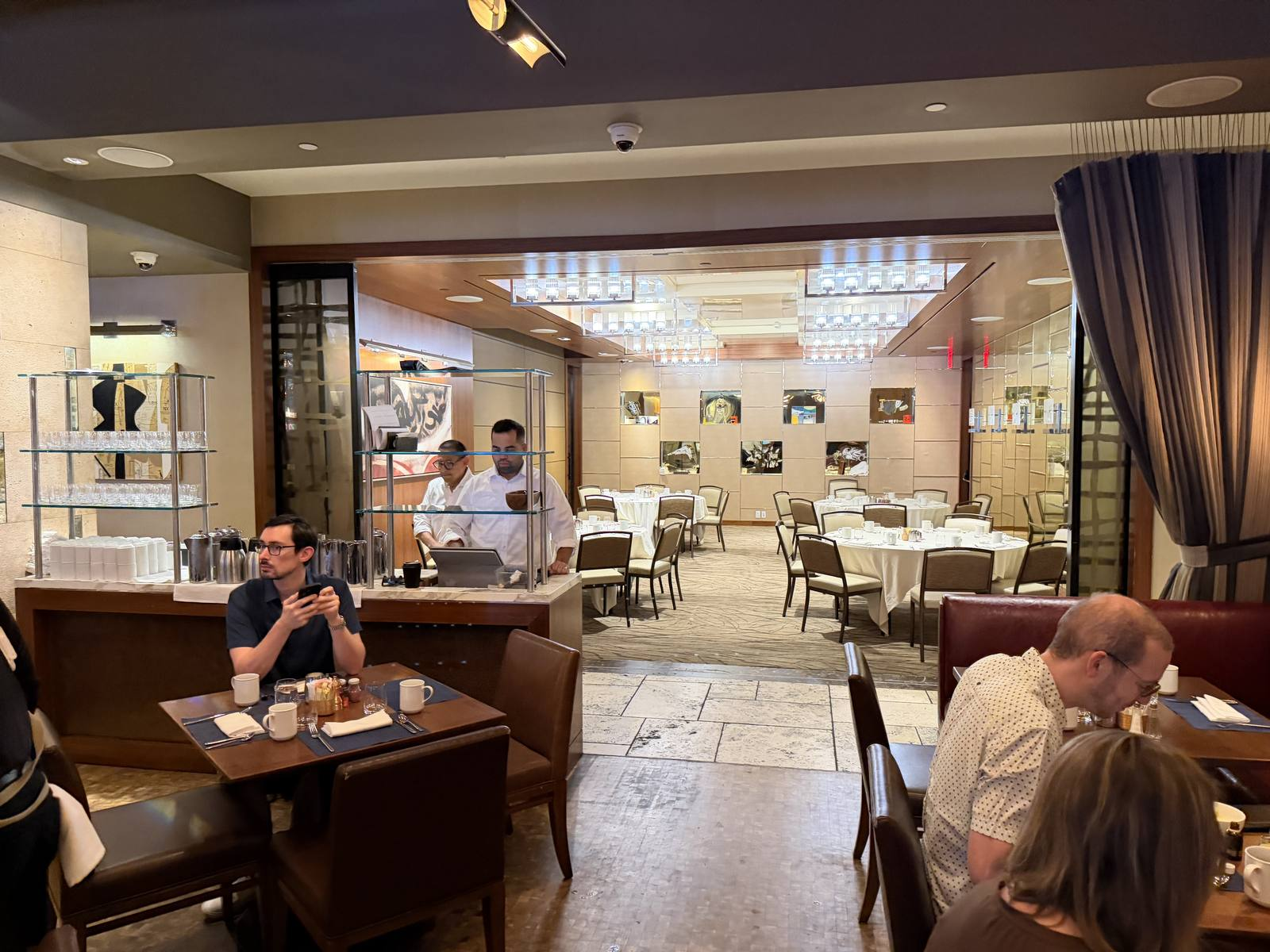 intercontinental-new-york-times-square-breakfast-restaurant-dining-room-tables