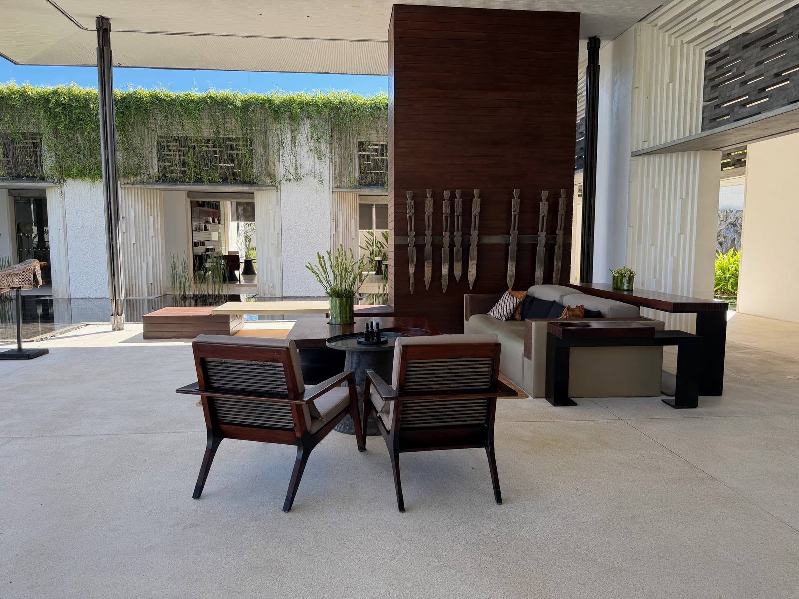 alila-villas-uluwatu-open-air-lobby-seating-bali