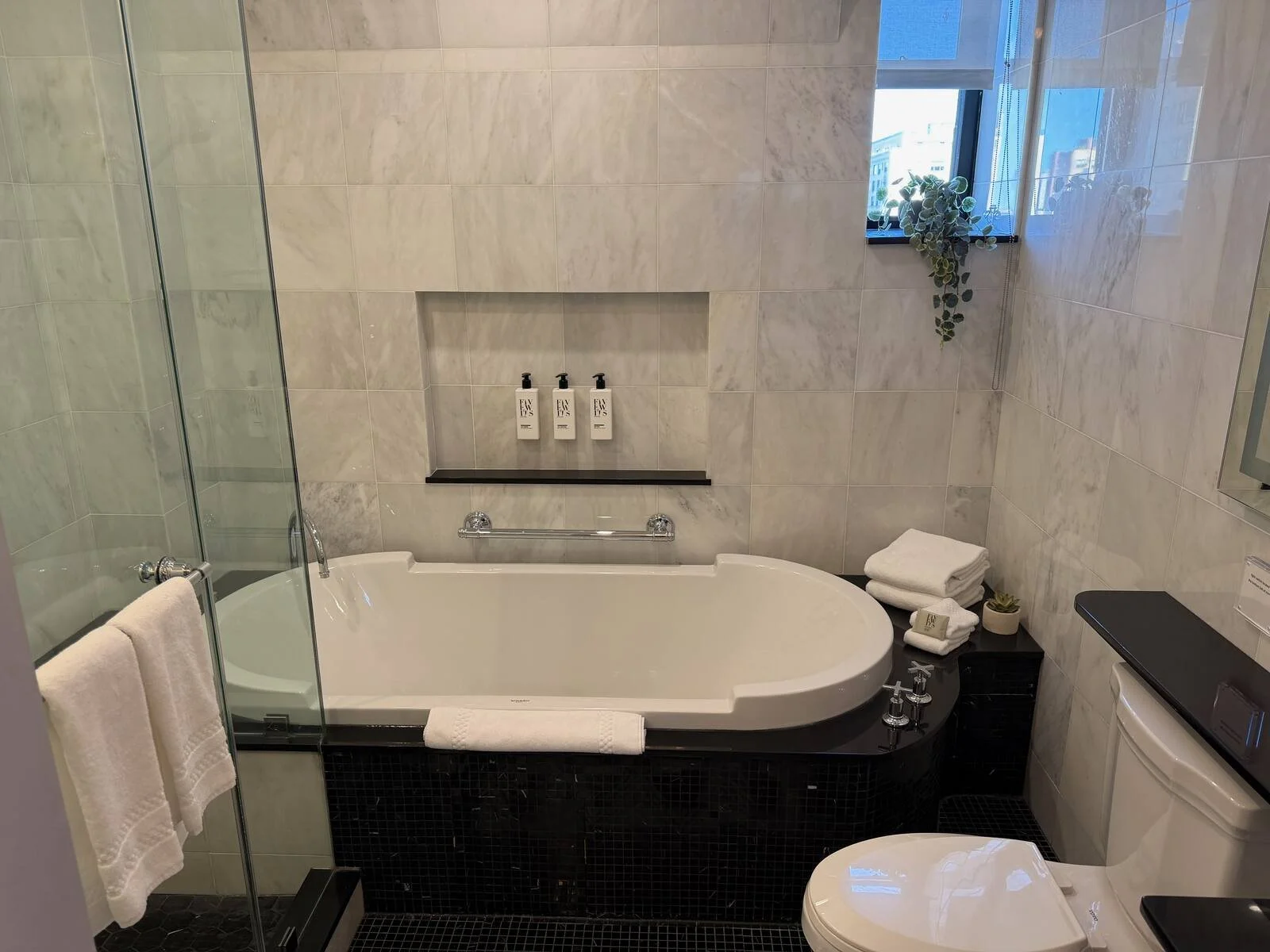 hotel-belleclaire-new-york-hudson-loft-bathroom-tub-b