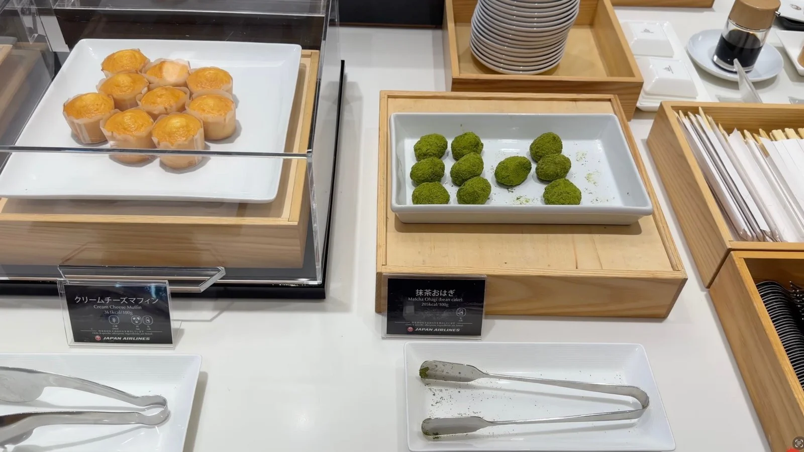 japan-airlines-sakura-lounge-sky-view-dessert-station