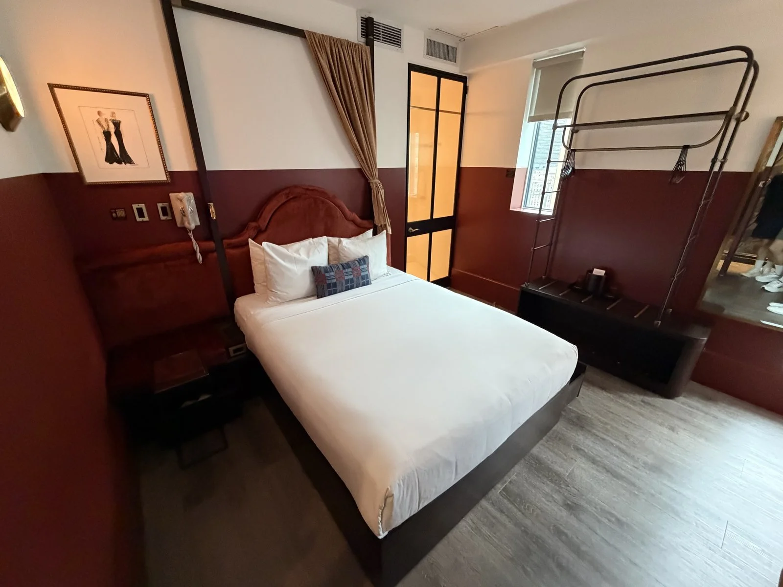 civilian-hotel-new-york-spacious-queen-room-bed-overview-window