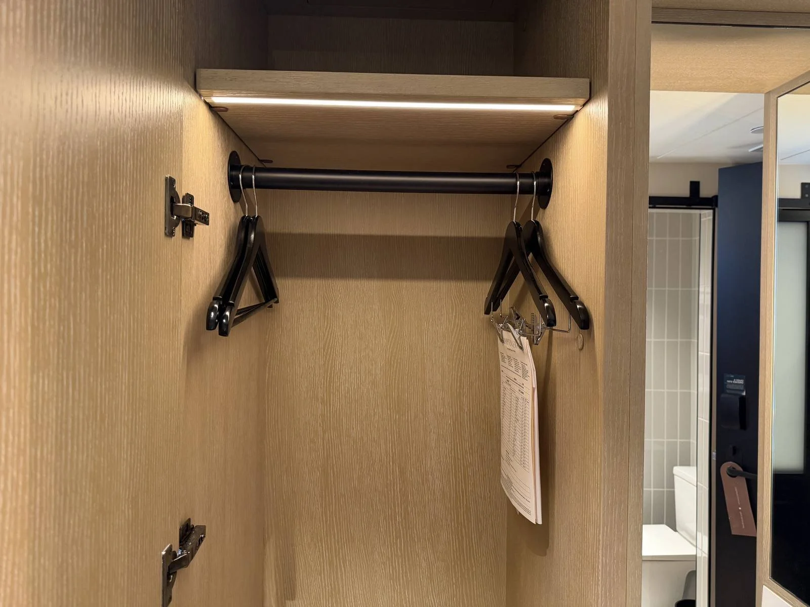 kimpton-era-midtown-new-york-queen-bed-closet-hanger