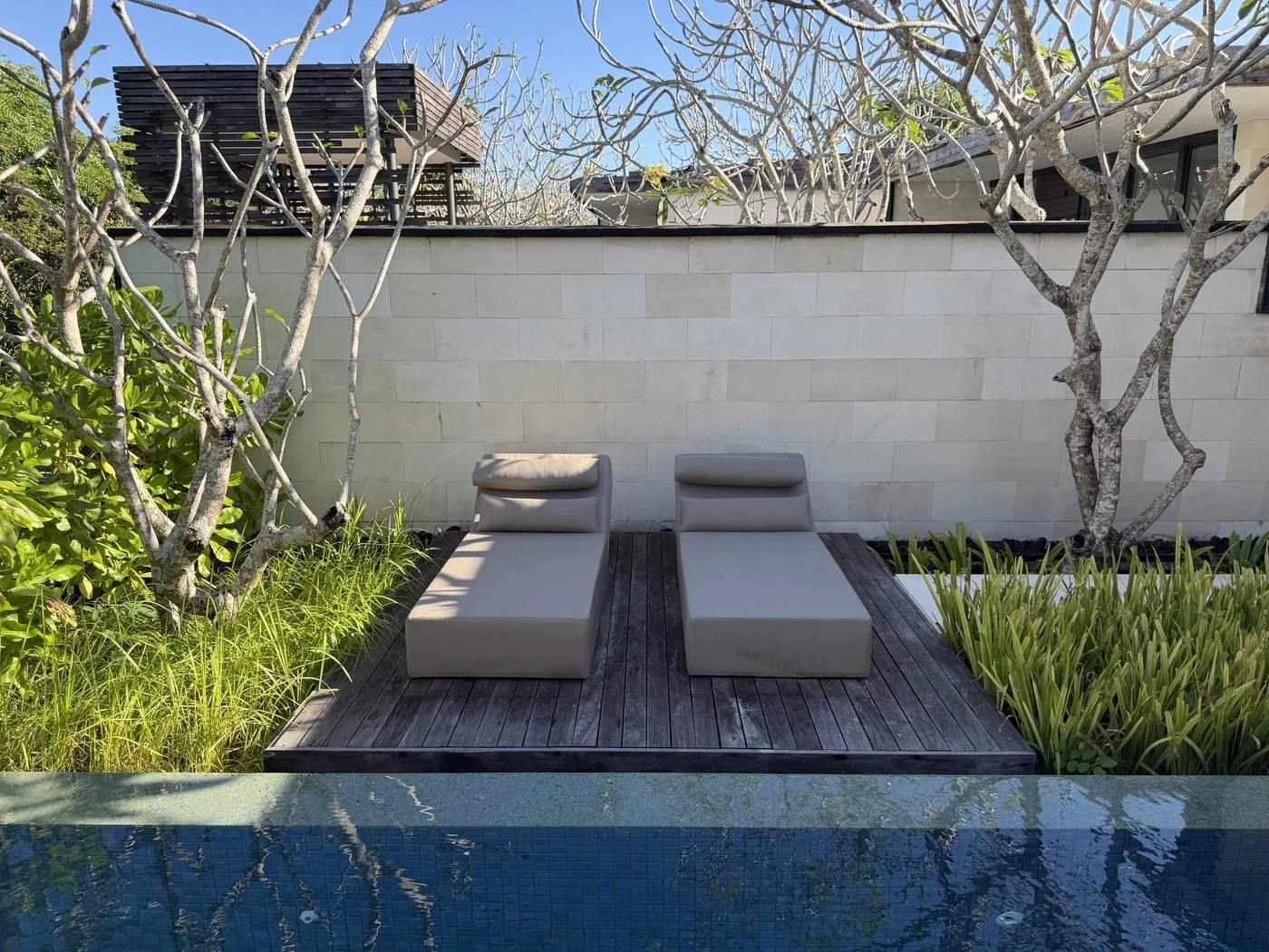 alila-villas-uluwatu-villa-private-pool-sun-loungers