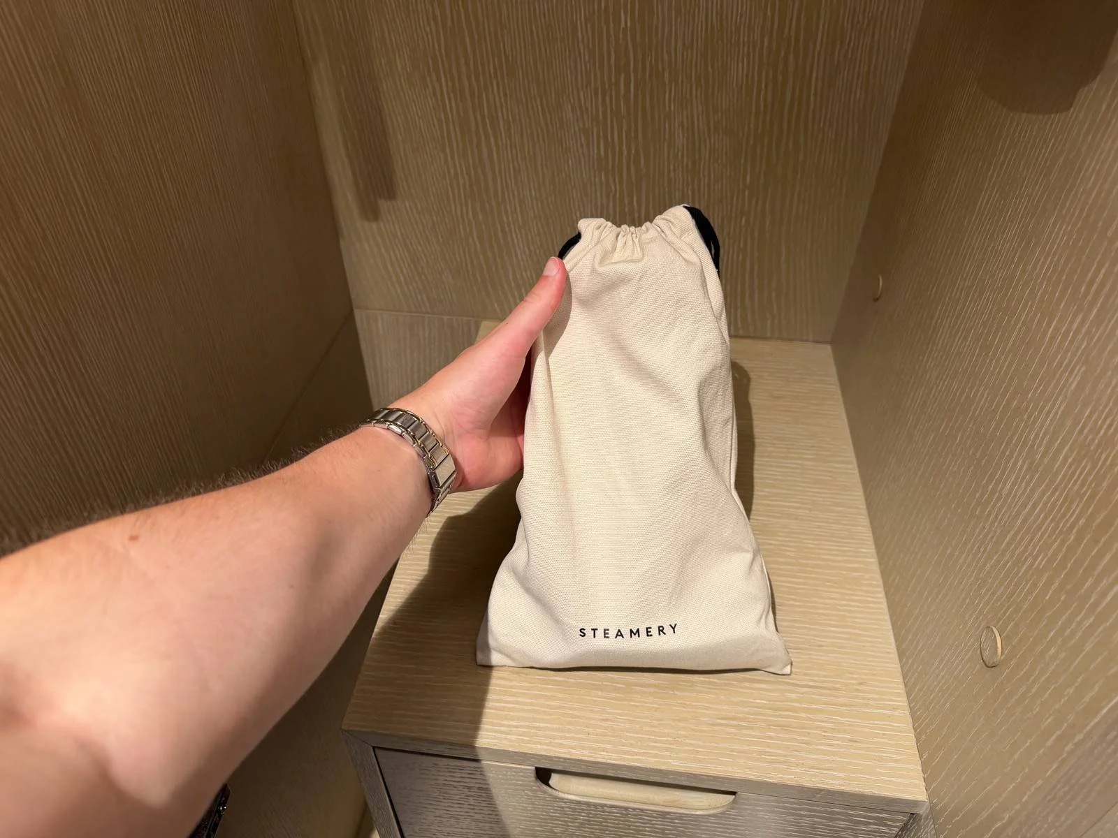 kimpton-era-midtown-new-york-queen-room-nightstand-detail