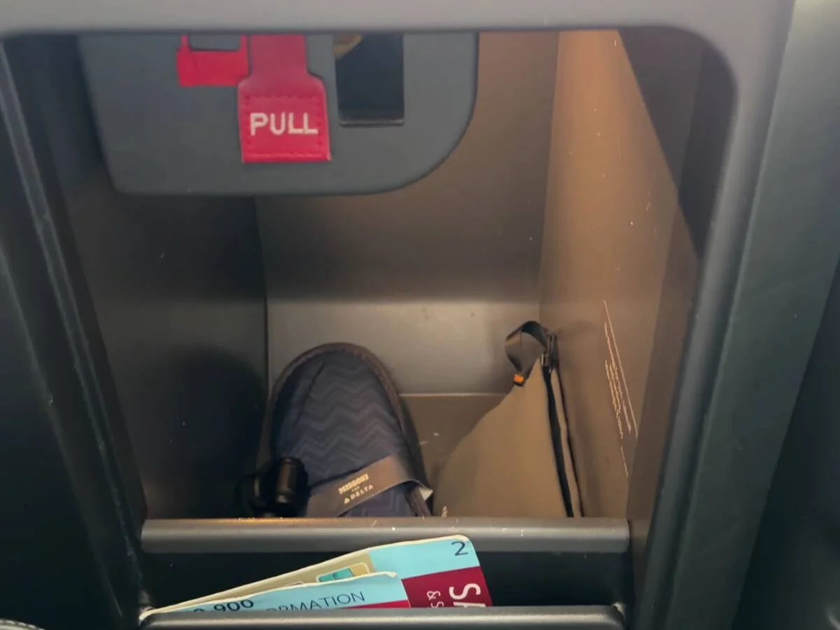 delta-one-a350-900-suite-storage-cubby-slippers-amenity-kit
