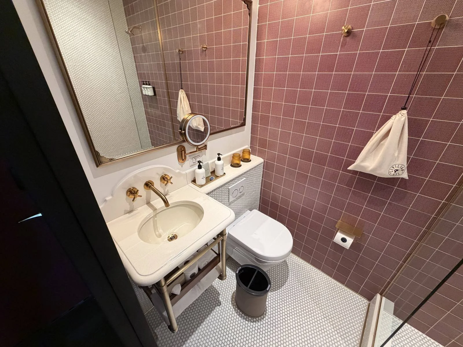 civilian-hotel-new-york-cozy-queen-room-bathroom-overview-b