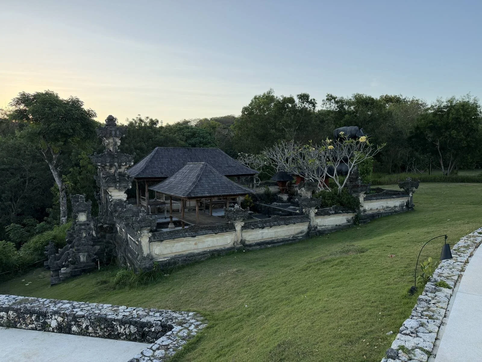 alila-villas-uluwatu-balinese-temple-grounds-sunset-view.jpg