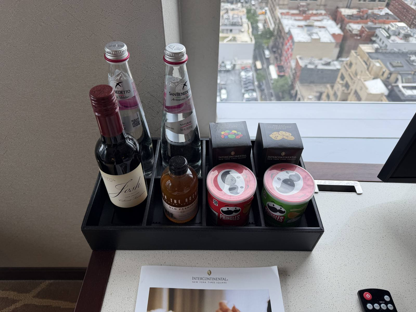 intercontinental-new-york-times-square-king-premium-corner-minibar-snacks-tray